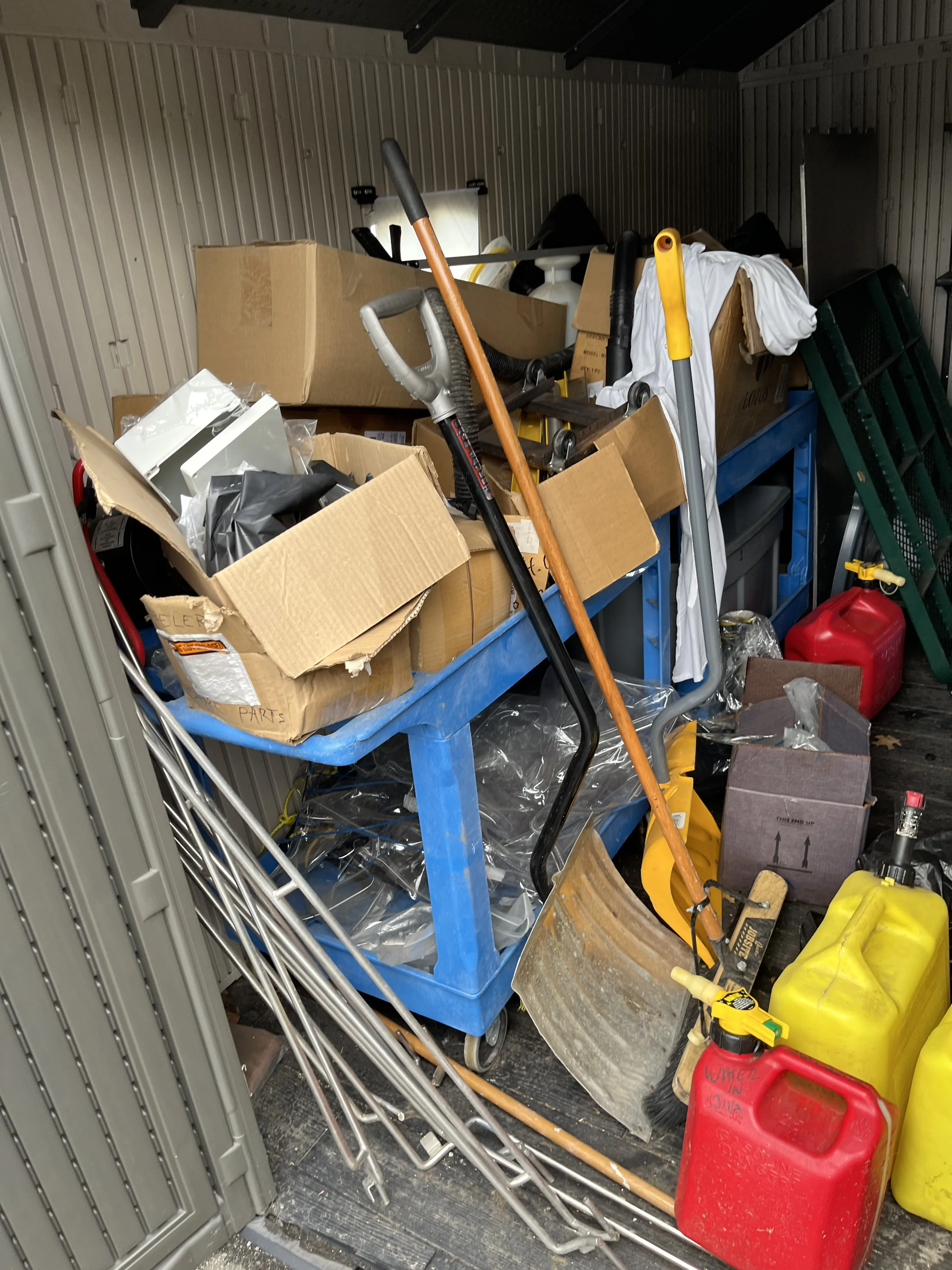 AEROFARMS LOT 100 - Large Plastic Shed with Essential Tools and Equipment, photo 3