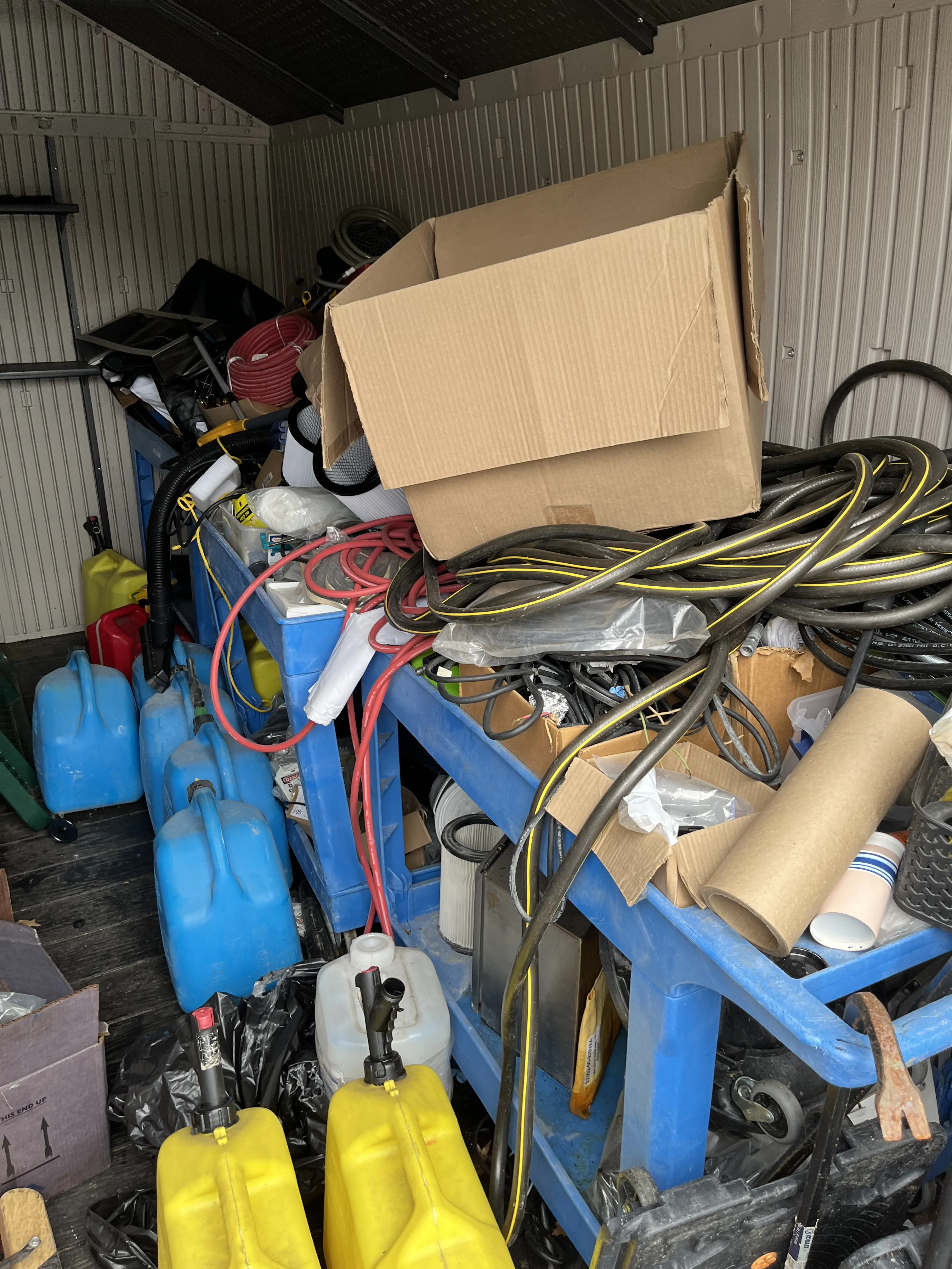AEROFARMS LOT 100 - Large Plastic Shed with Essential Tools and Equipment, photo 4