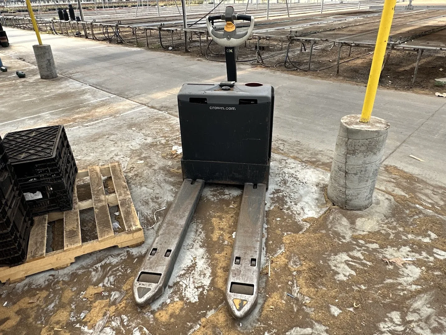 WHITE'S AUCTION LOT 101 - Used Crown WP3035-45 Electric Pallet Jack - 4500 lbs Capacity, photo 2