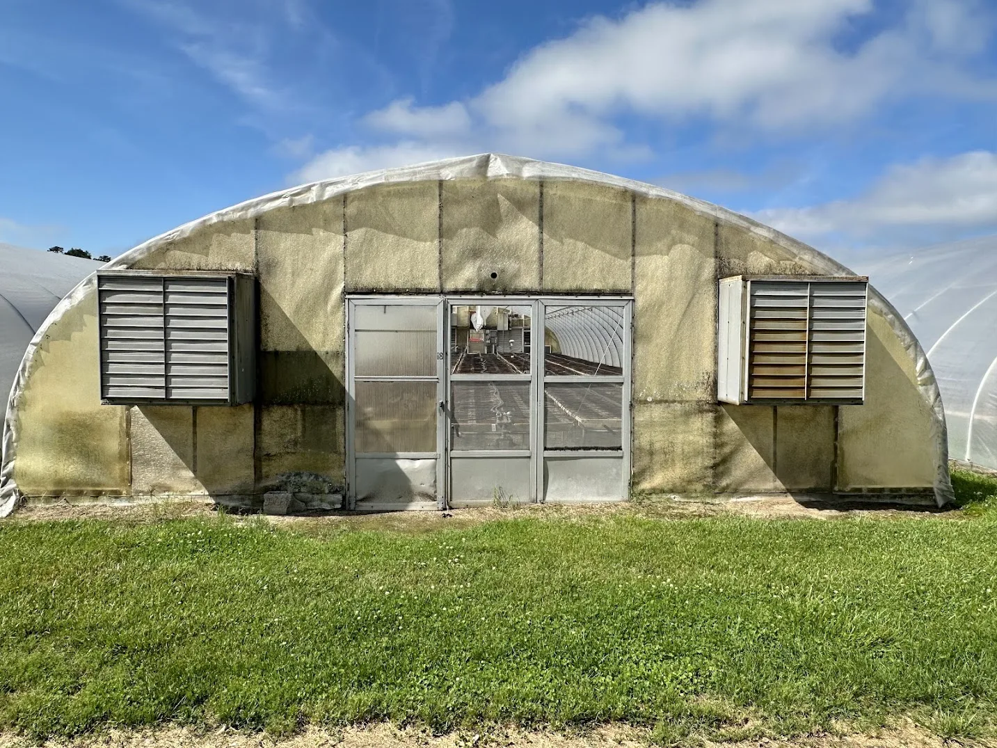 WHITE'S AUCTION LOT 13 - GH18 - X.S. Smith 30' x 96' Criterion Quonset Hoop Greenhouse, photo 2