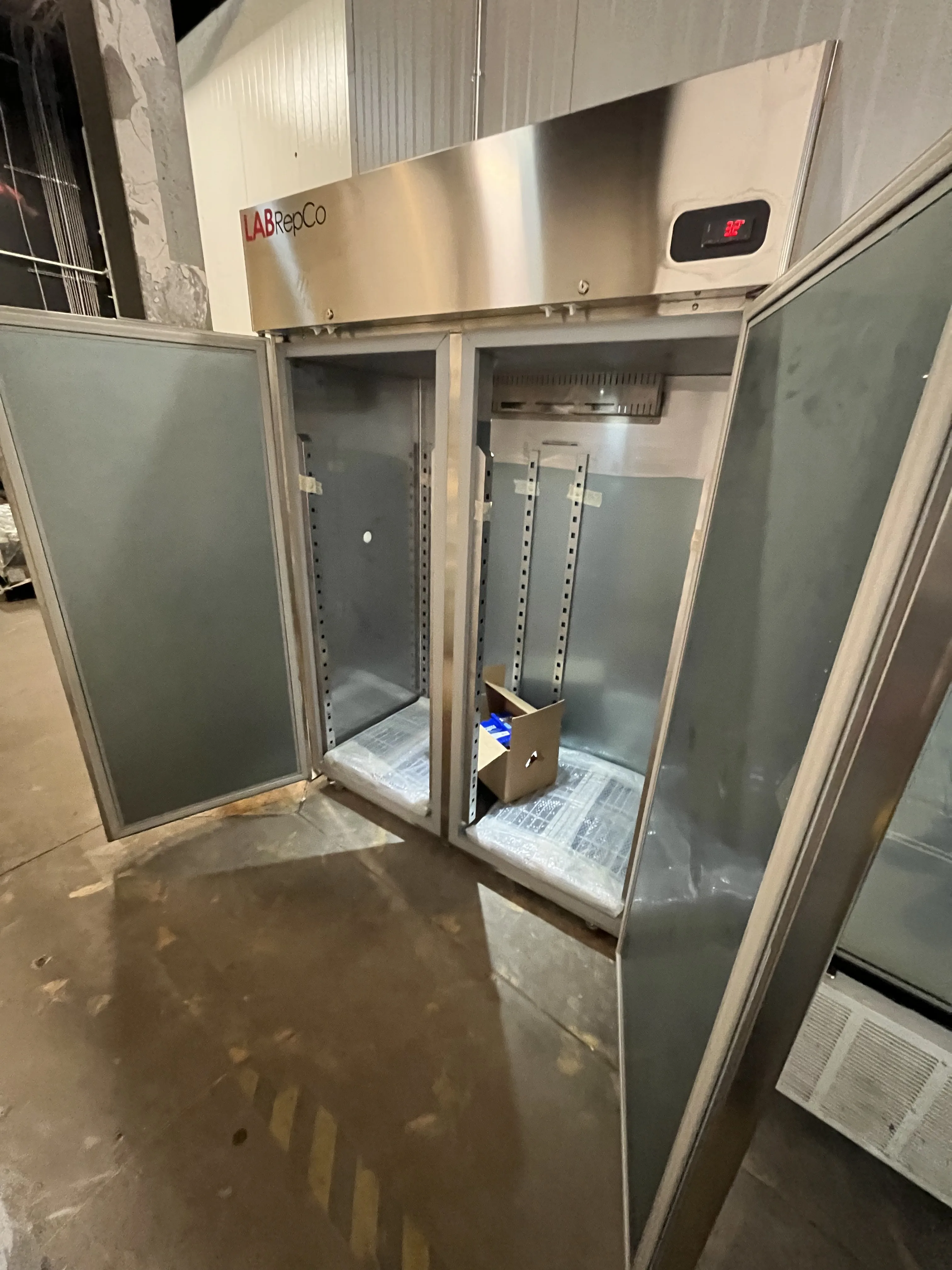 AEROFARMS LOT 15 - Eco-Friendly Cold Storage: Labrep Co LabLD-49-SDSS Laboratory Refrigerator from the Futura LD Series, photo 4