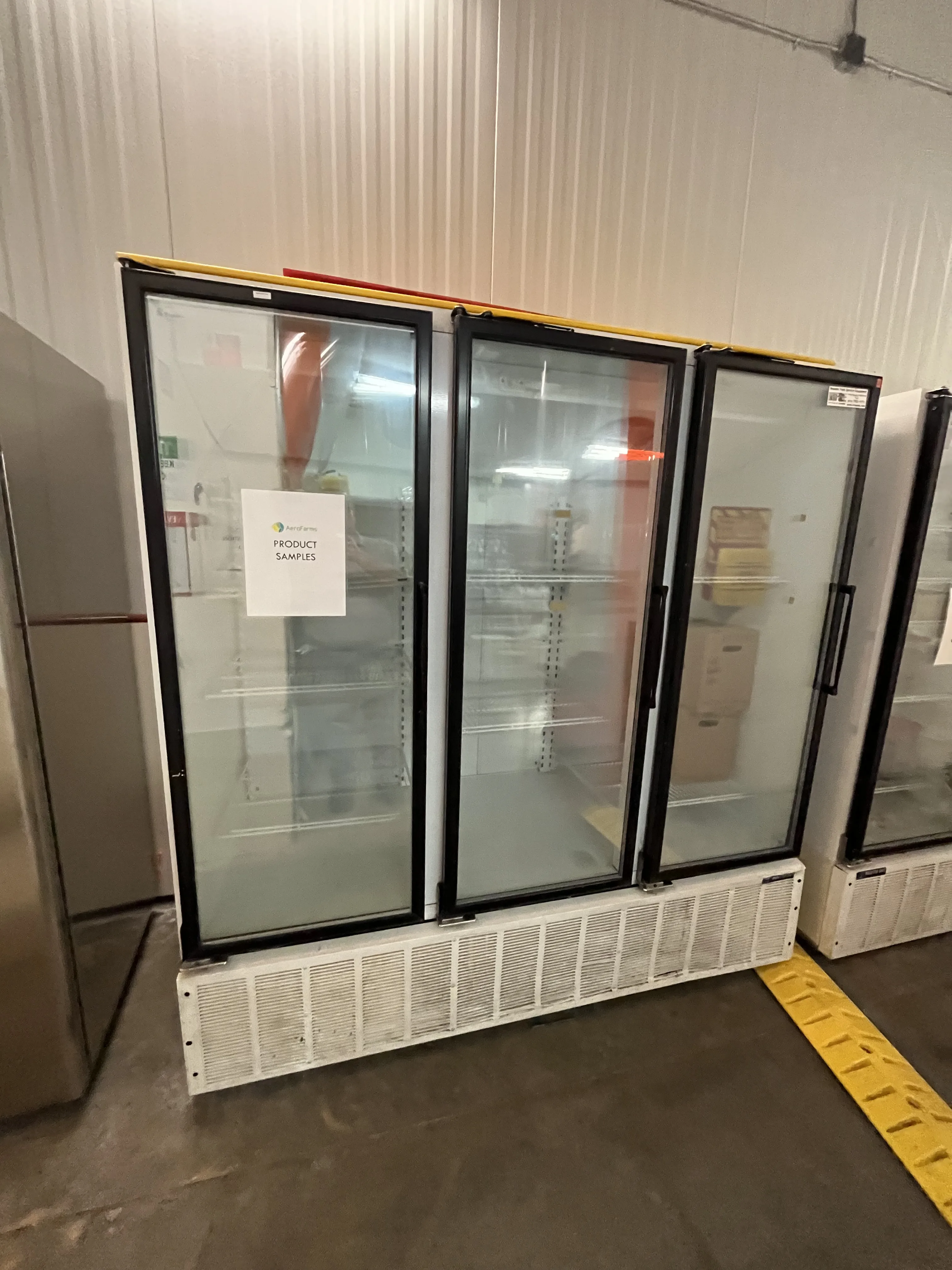 AEROFARMS LOT 16 - Double Freshness: Lot of 2 Master-Bilt MBG-74 Refrigerators for Modern Retail Spaces, photo 4