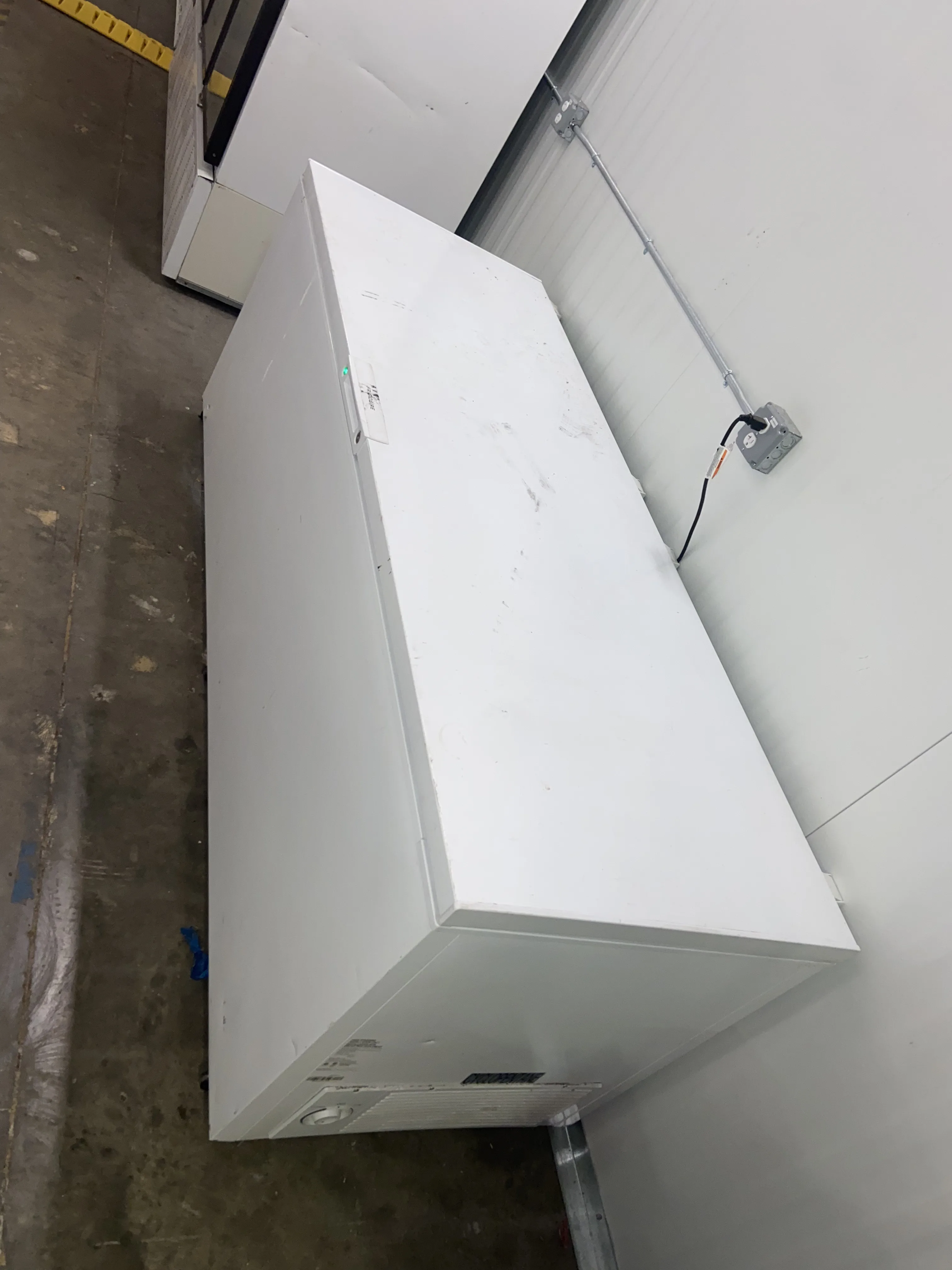 AEROFARMS LOT 17 - Spacious Storage Solution: Electrolux Frigidaire FFFC25M4TW Chest Freezer, photo 2
