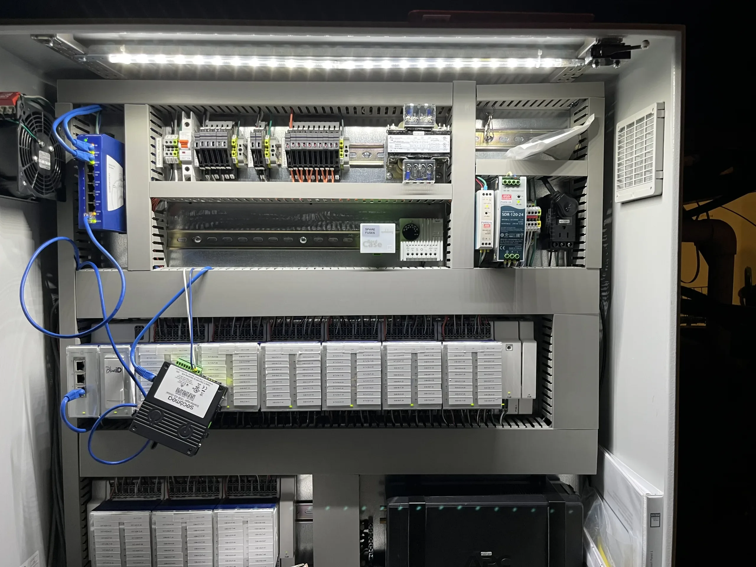 AEROFARMS LOT 20 - Priva Control Panel, photo 3