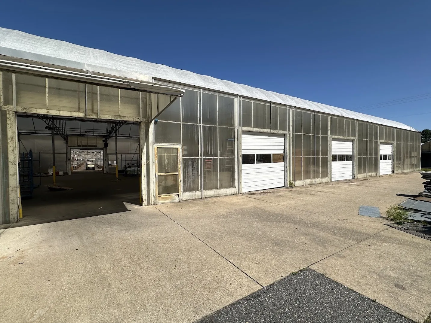 WHITE'S AUCTION LOT 207 - Greenhouse #24 - Shipping Area - 12,288 sq. ft. with Double-Poly Roof and Complete Heating &amp; Cooling Equipment, photo 4