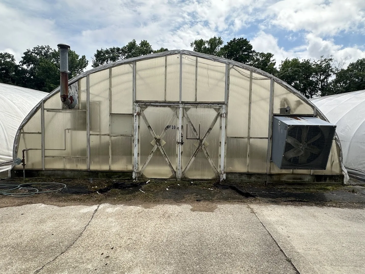 WHITE'S AUCTION LOT 25 - CF10 - X.S. Smith 30' x 96' Criterion Quonset Hoop Cold Frame Greenhouse, photo 3