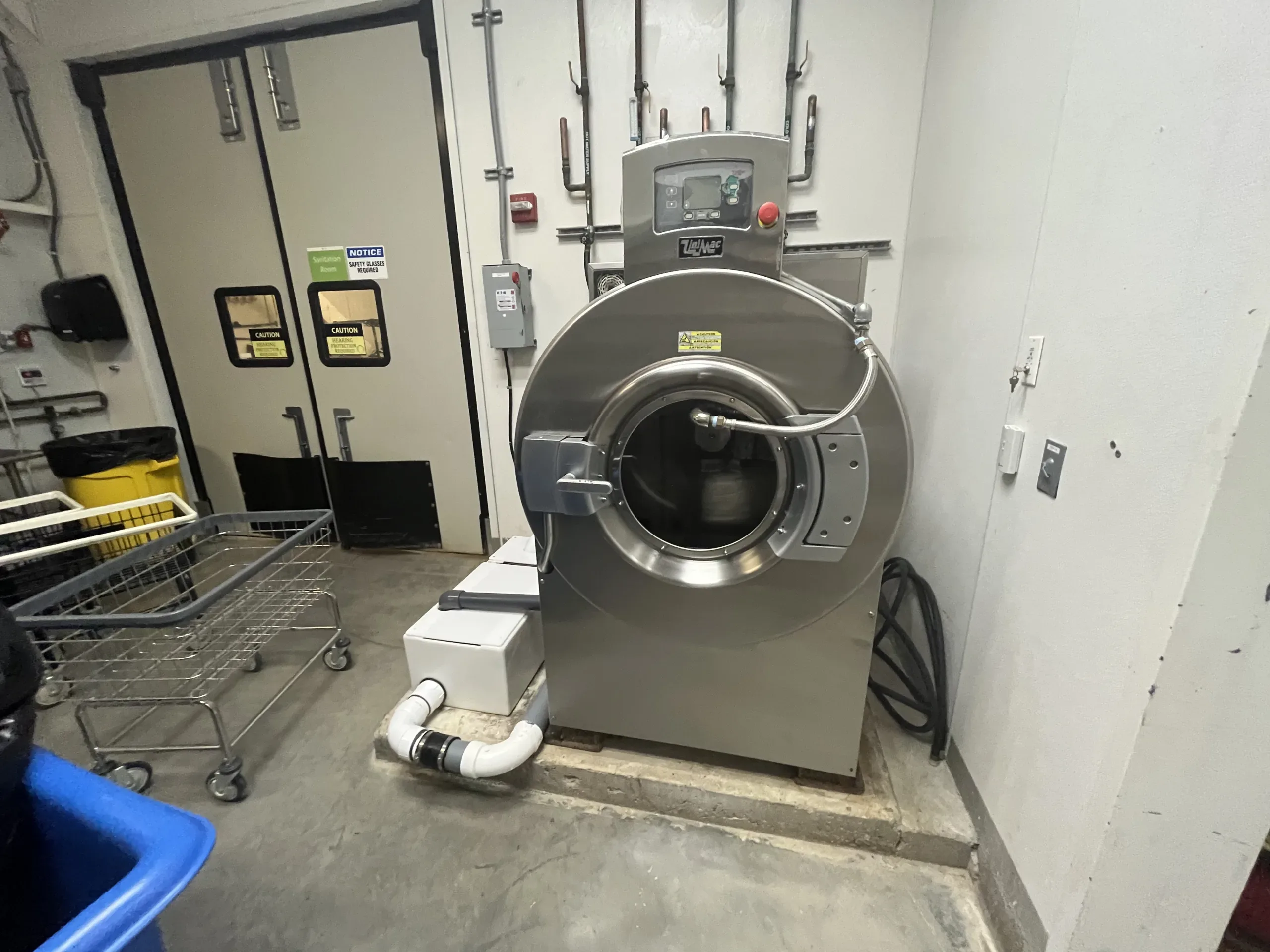 AEROFARMS LOT 39 - Alliance UniMac Cabinet Hardmount Washer-Extractors, photo 3