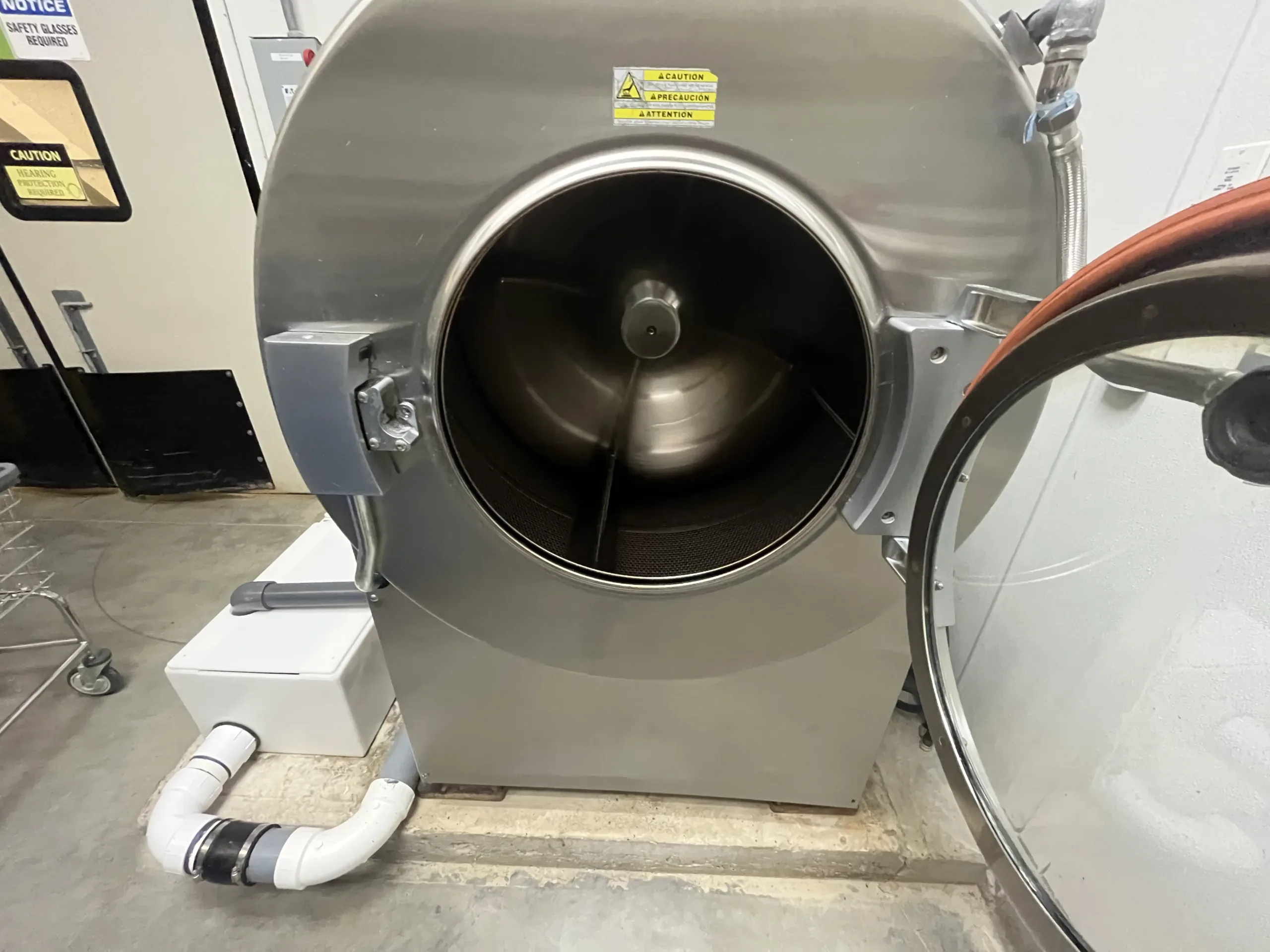 AEROFARMS LOT 39 - Alliance UniMac Cabinet Hardmount Washer-Extractors, photo 4