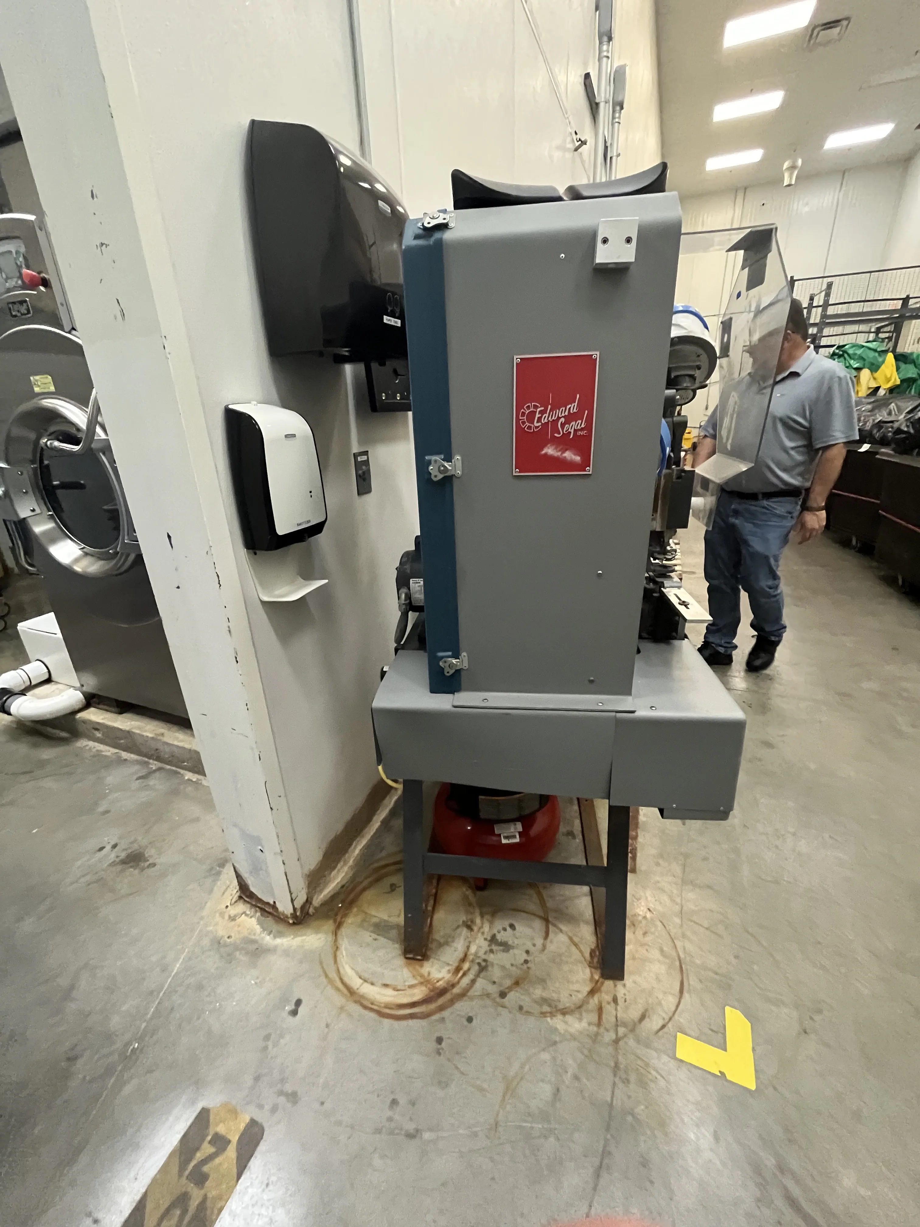 AEROFARMS LOT 41 - Edward Segal Inc. Model 83GW: Fully Automatic Grommet Machine, photo 4