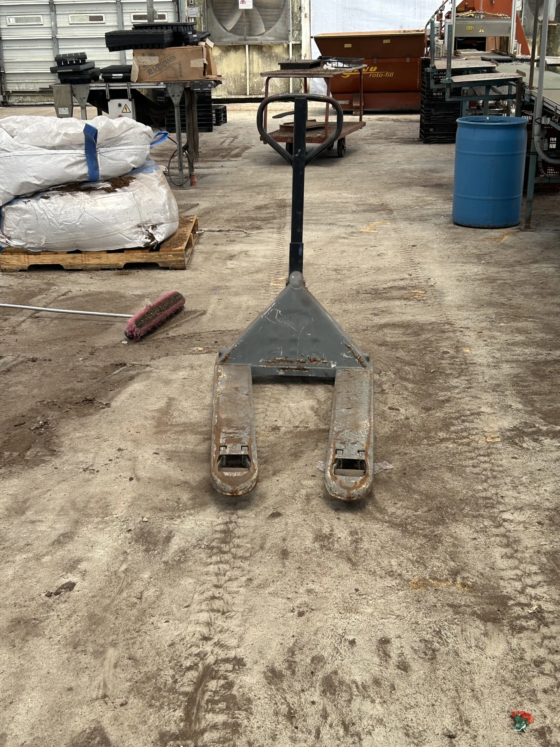 WHITE'S AUCTION LOT 437 - Used Pallet Jack Located in Greenhouse 22 Starting Area, photo 2