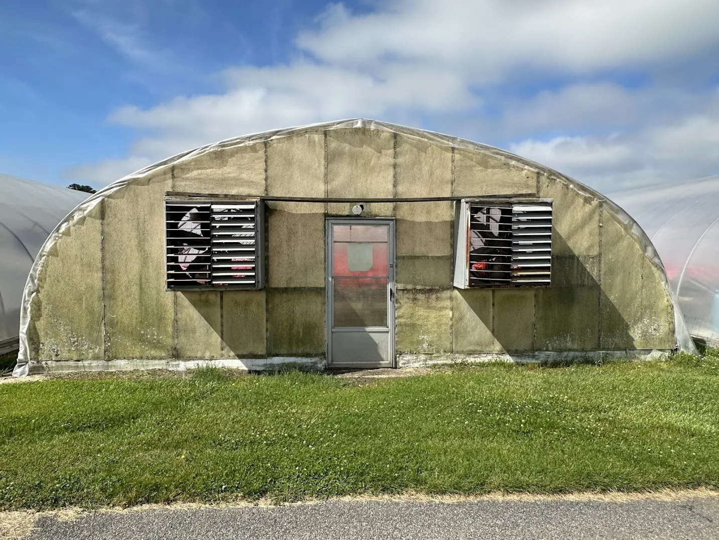 WHITE'S AUCTION LOT 6 - GH11 - X.S. Smith 30' x 96' Criterion Quonset Hoop Greenhouse, photo 2