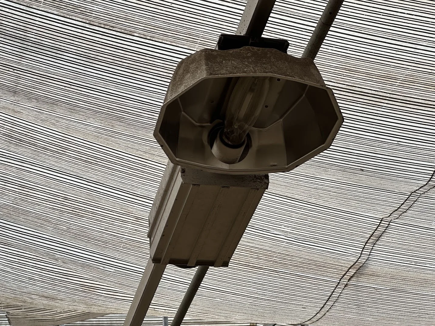 WHITE'S AUCTION LOT 88 - Lot of 25 400-Watt HPS Lights Located in Greenhouse 25 Starting Area, photo 2
