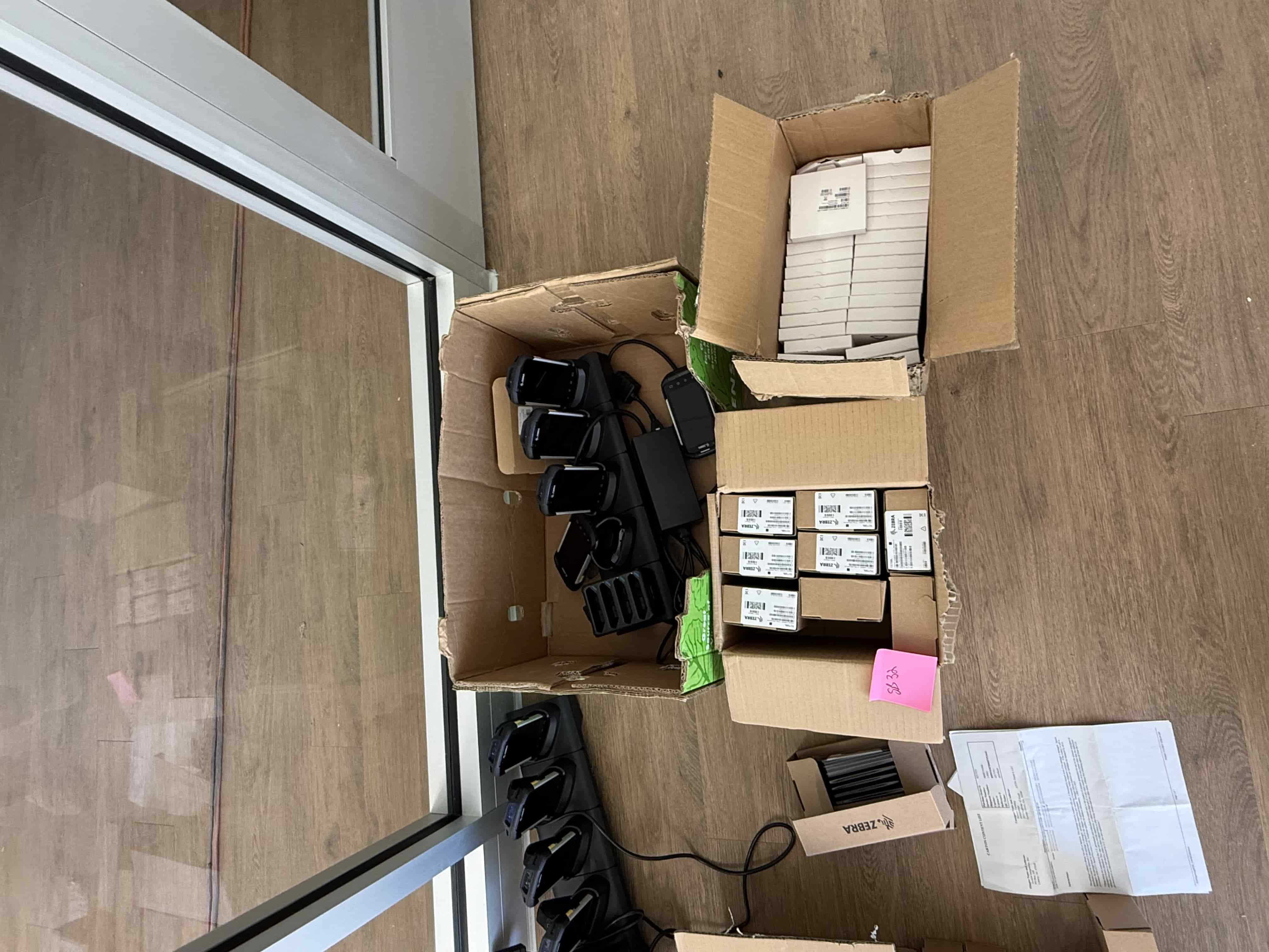 SB32: Zebra TC21/TC26 Mobile Scanners, Multi-Bay Charging Cradles & Accessories – Lot of Handheld Devices, New & Used Mix, photo 2
