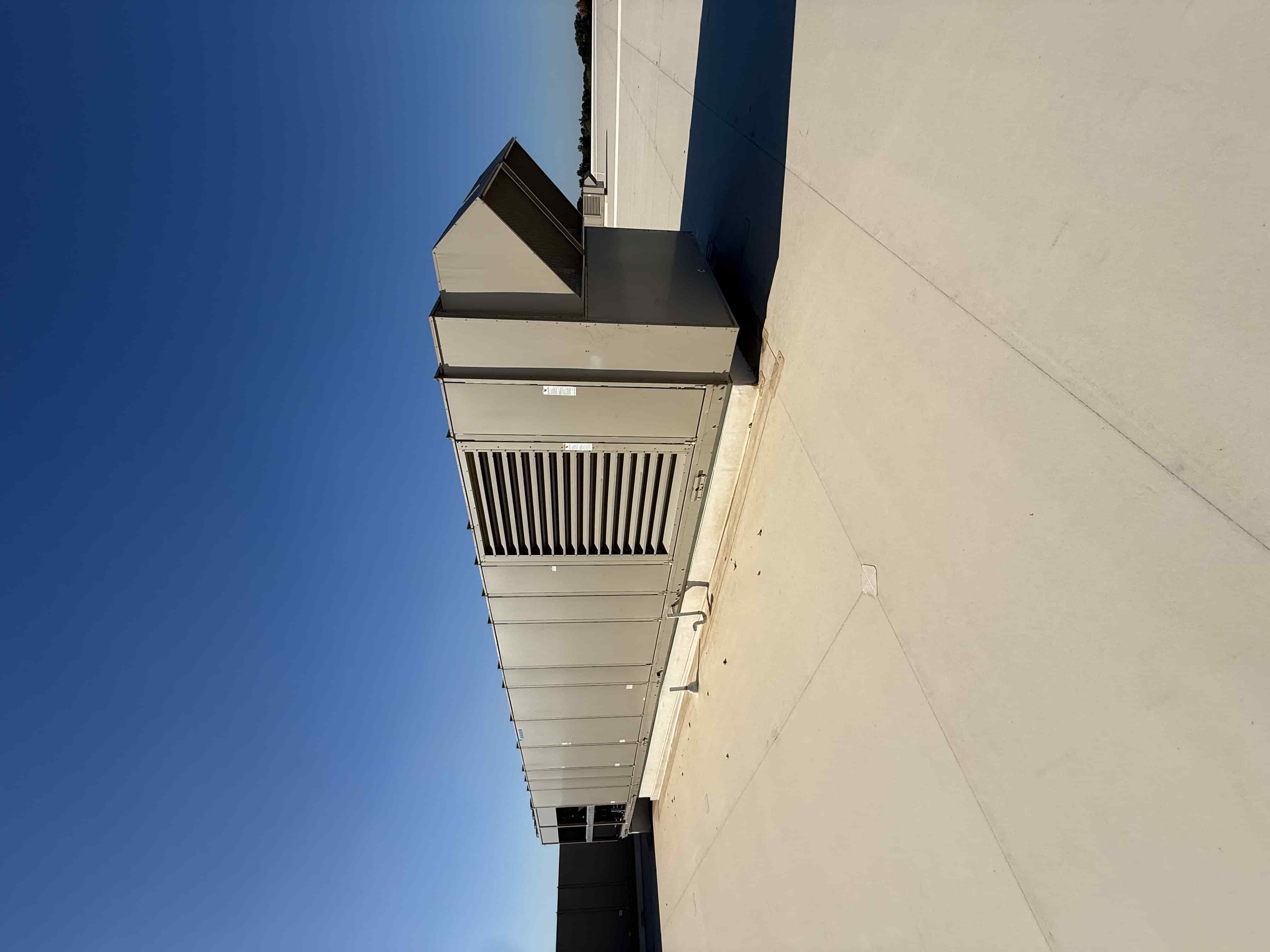 SB6000:  RTU-2 – Daikin RPS 130D Rooftop Packaged HVAC Unit, 130 Ton Nominal, ~38,000 CFM Supply Airflow, Air-Cooled DX Package, photo 4