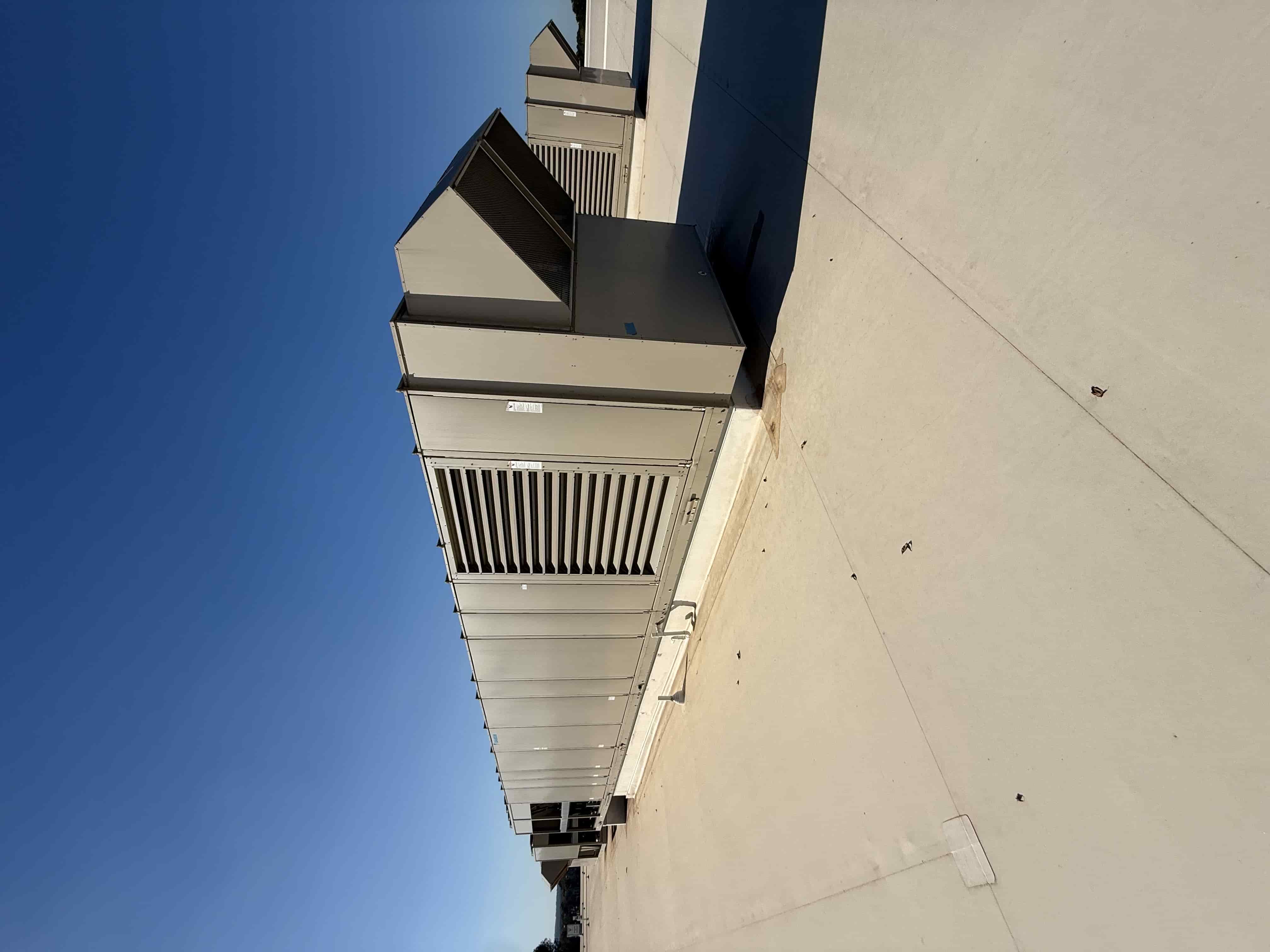 SB6001:  RTU-3 – Daikin RPS 130D Rooftop Packaged HVAC Unit, 130 Ton Nominal, ~38,000 CFM Supply Airflow, Air-Cooled DX Package, photo 4