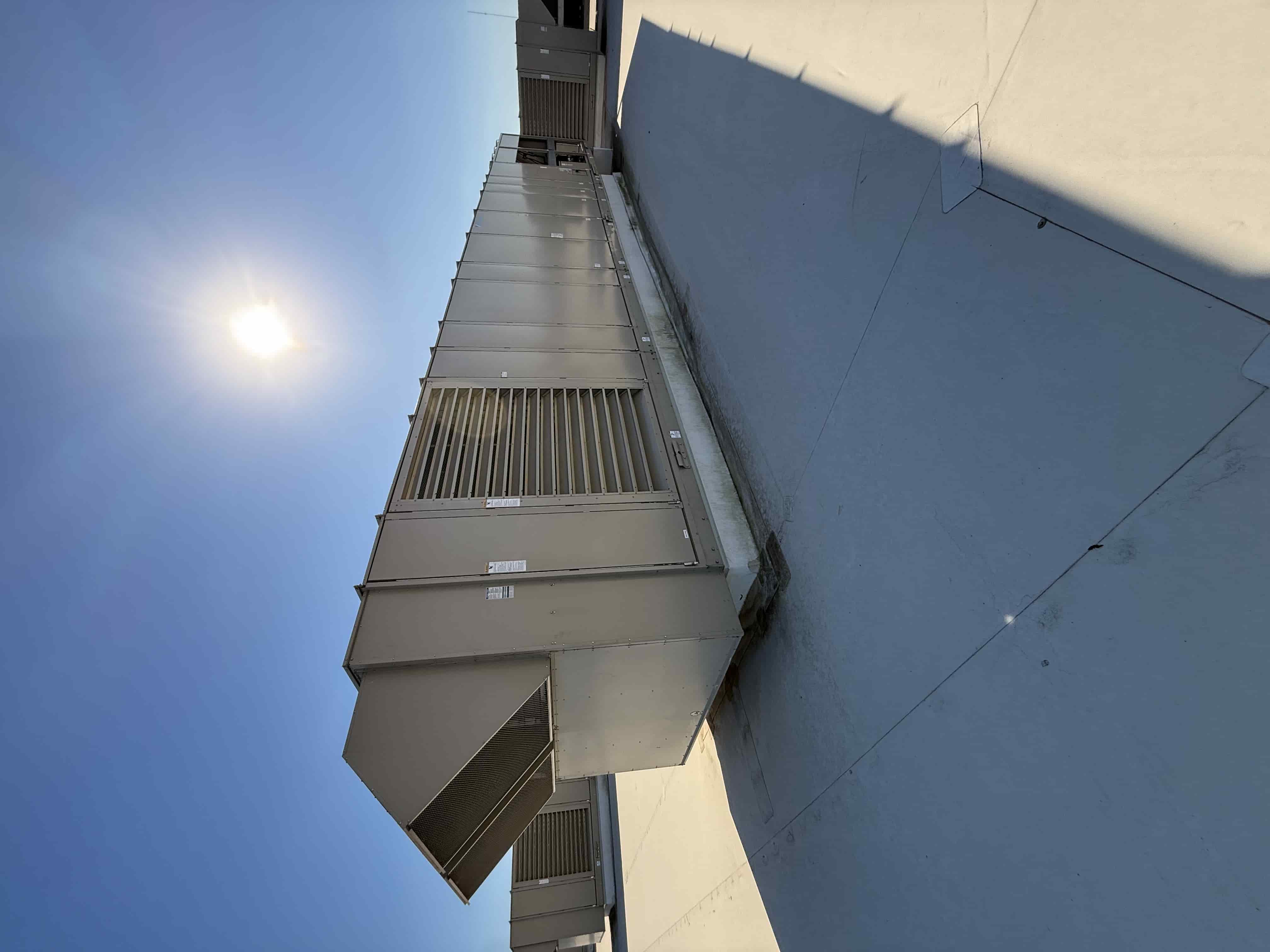 SB6002:  RTU-4 – Daikin RPS 130D Rooftop Packaged HVAC Unit, 130 Ton Nominal, ~38,000 CFM Supply Airflow, Air-Cooled DX Package, photo 3