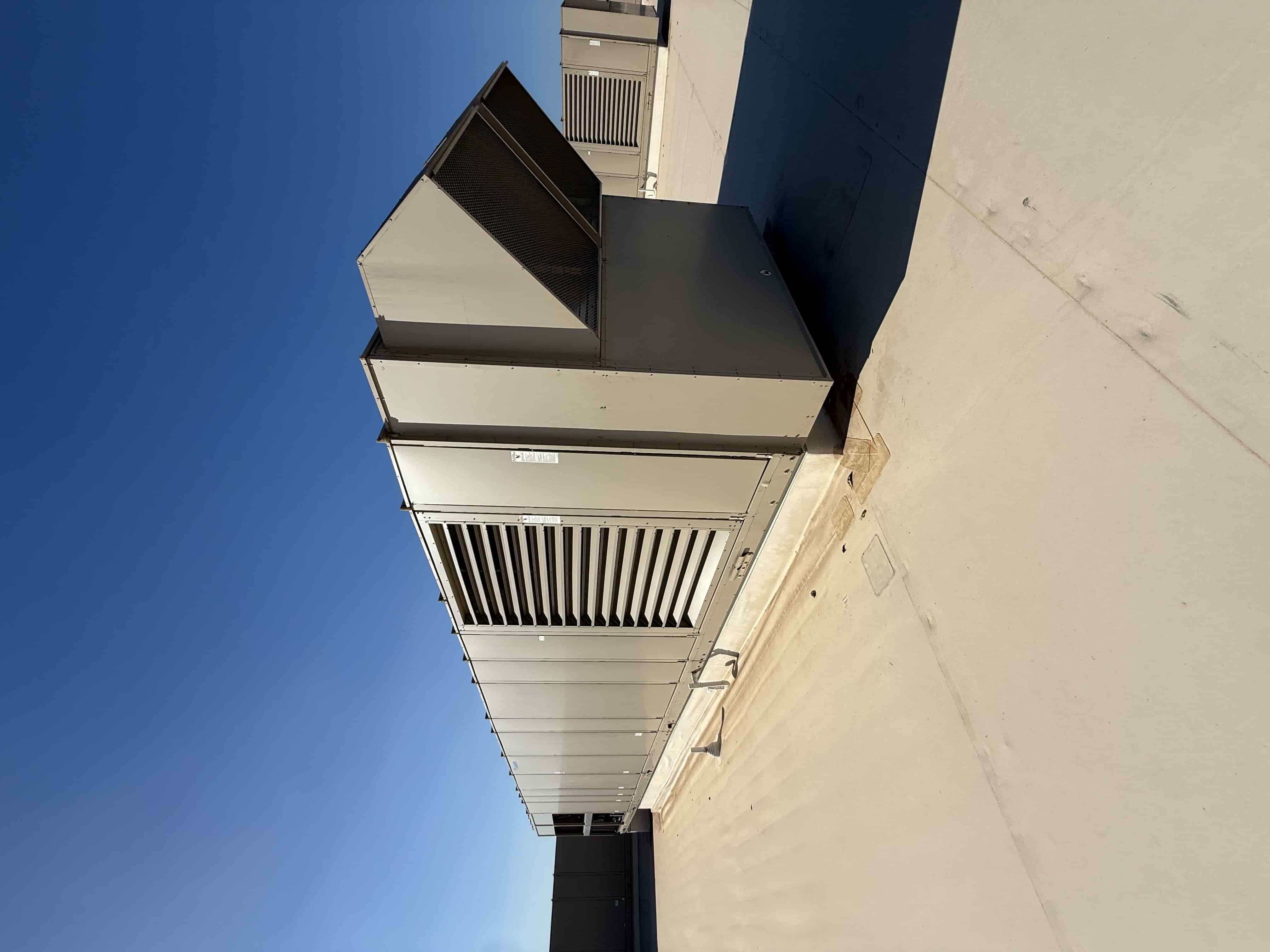 SB6002:  RTU-4 – Daikin RPS 130D Rooftop Packaged HVAC Unit, 130 Ton Nominal, ~38,000 CFM Supply Airflow, Air-Cooled DX Package, photo 4