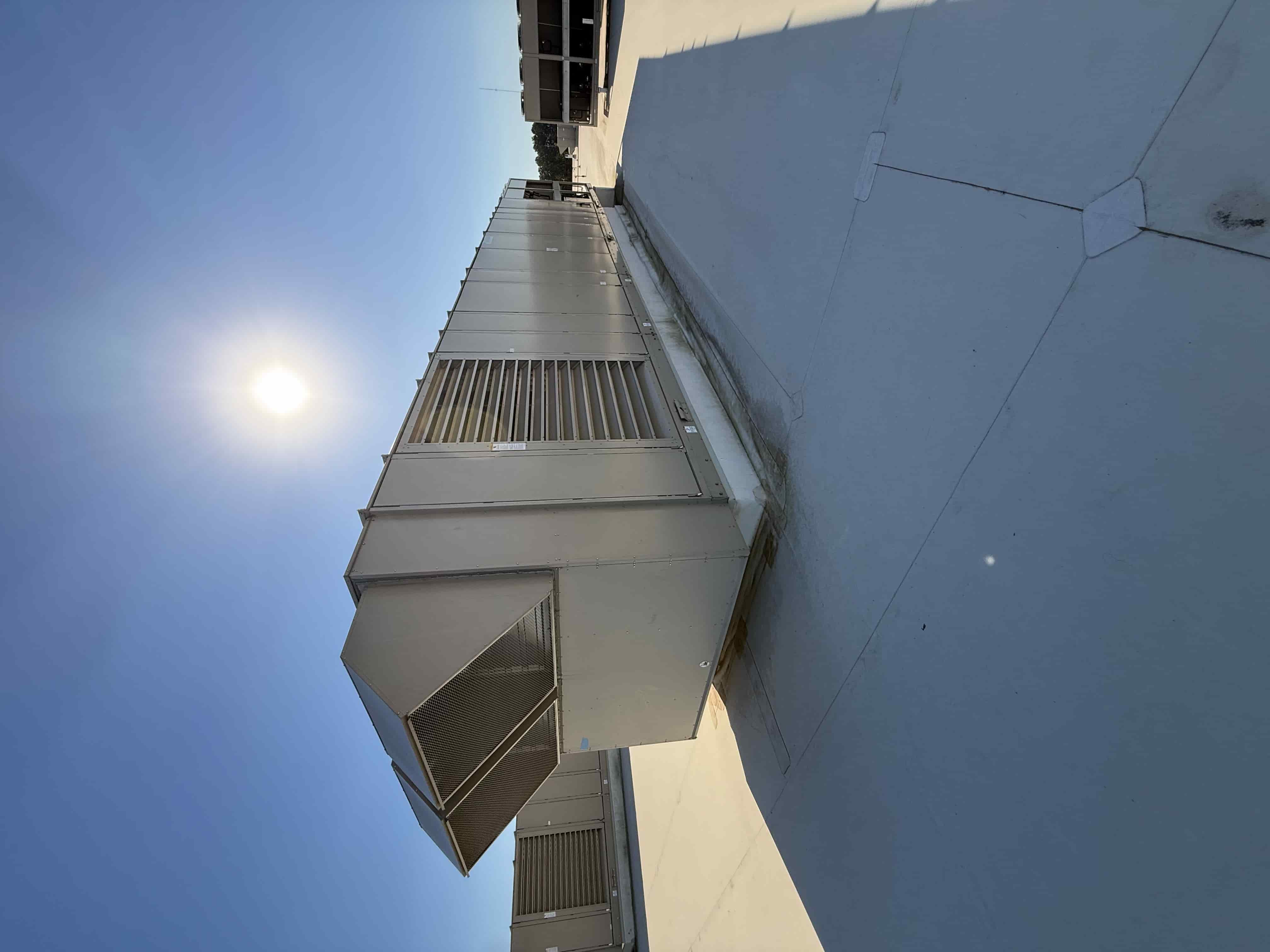 SB6003:  RTU-5 – Daikin RPS 130D Rooftop Packaged HVAC Unit, 130 Ton Nominal, ~38,000 CFM Supply Airflow, Air-Cooled DX Package, photo 3