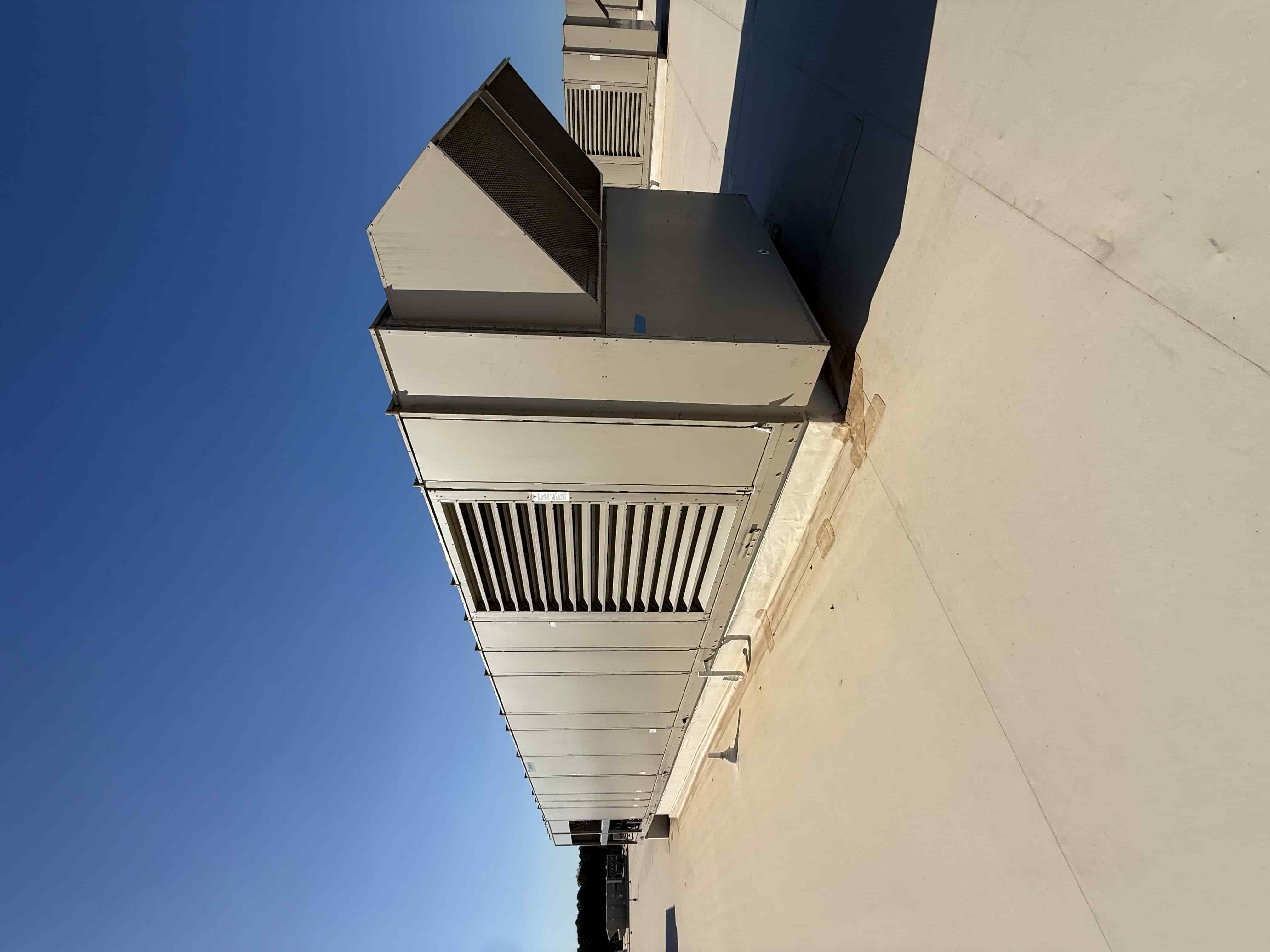 SB6003:  RTU-5 – Daikin RPS 130D Rooftop Packaged HVAC Unit, 130 Ton Nominal, ~38,000 CFM Supply Airflow, Air-Cooled DX Package, photo 4