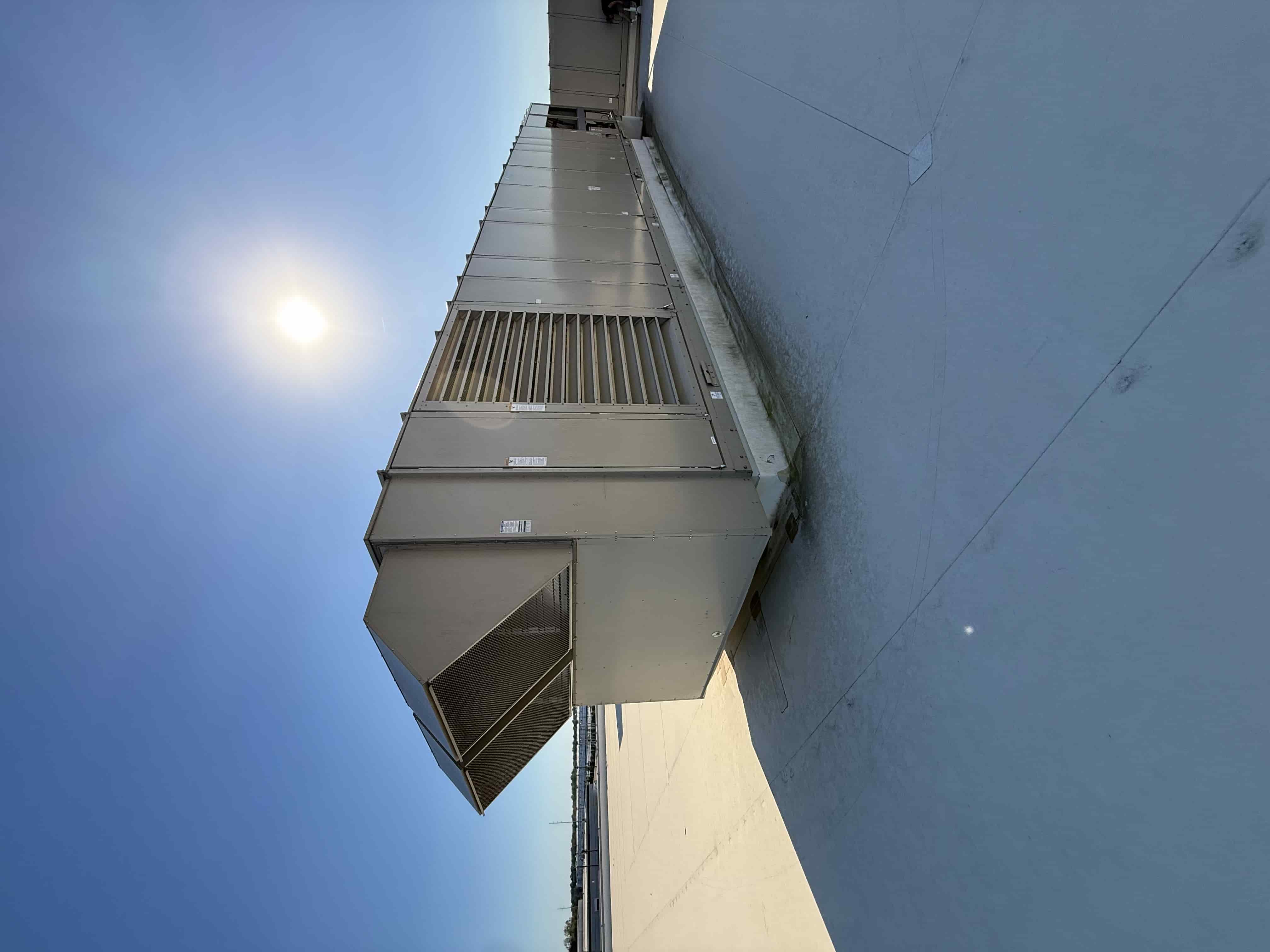 SB6004: RTU-6 – Daikin RPS 130D Rooftop Packaged HVAC Unit, 130 Ton Nominal, ~38,000 CFM Supply Airflow, Air-Cooled DX Package, photo 3