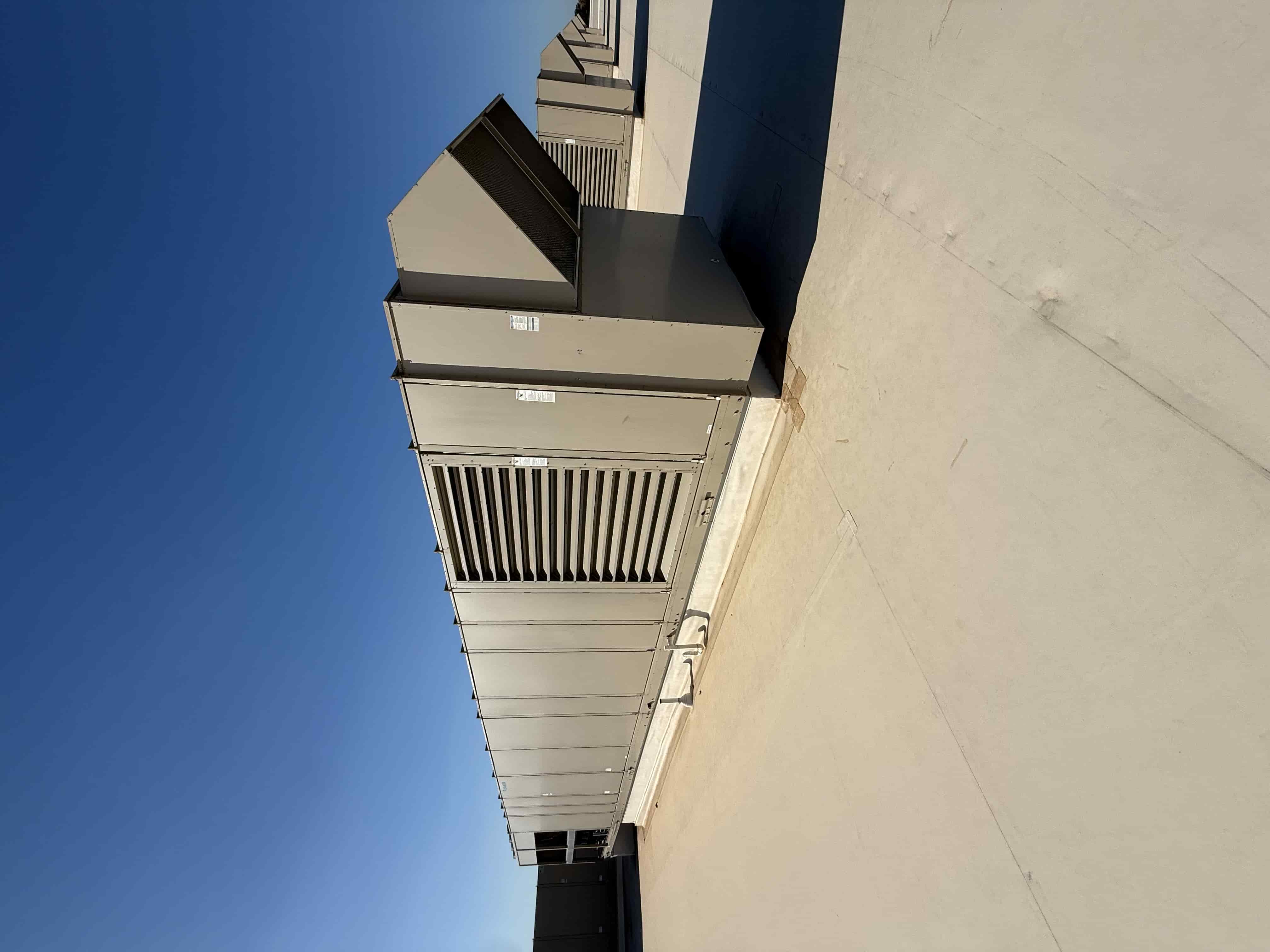 SB6004: RTU-6 – Daikin RPS 130D Rooftop Packaged HVAC Unit, 130 Ton Nominal, ~38,000 CFM Supply Airflow, Air-Cooled DX Package, photo 4