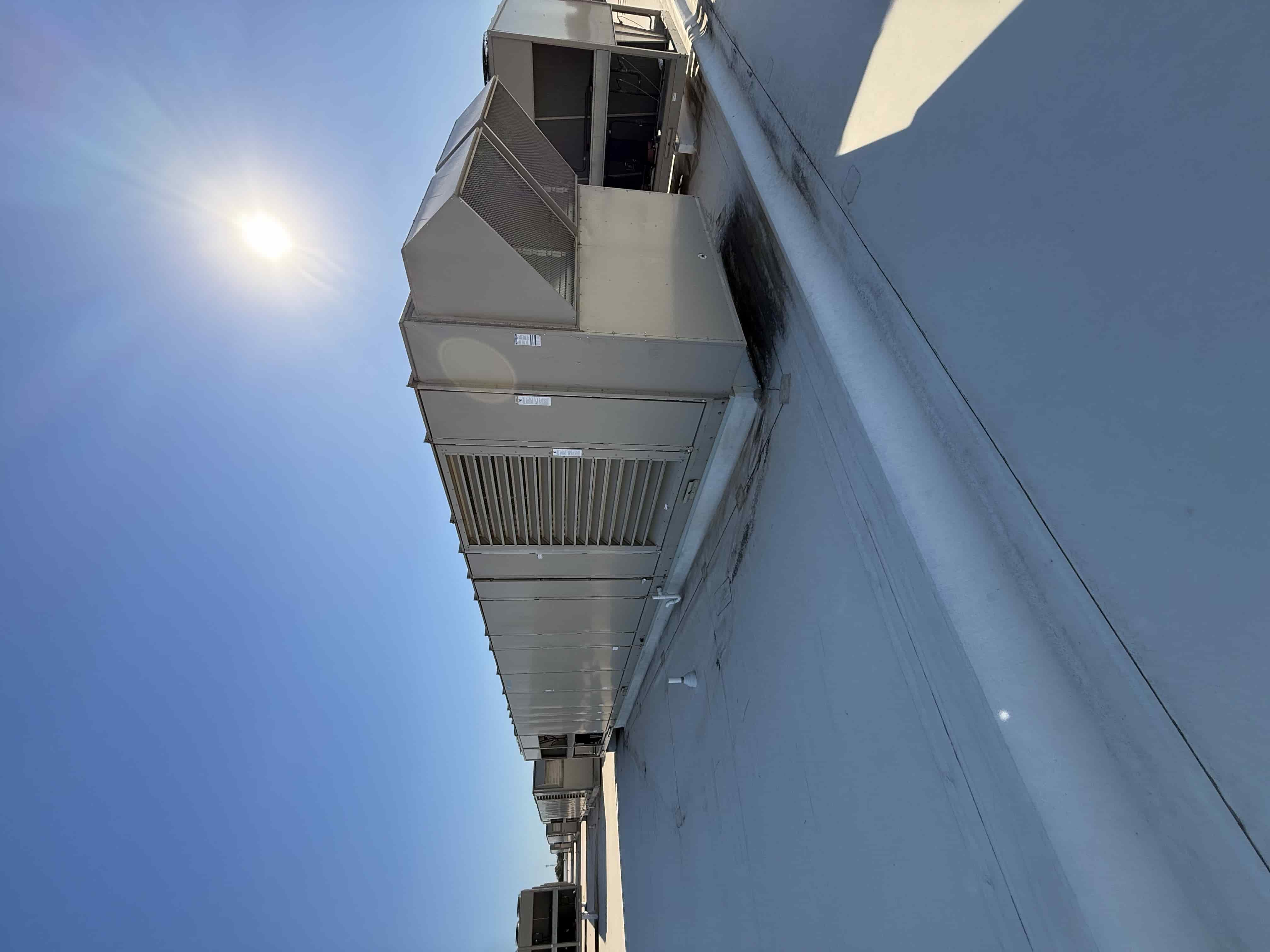 SB6005: RTU-7 – Daikin RPS 130D Rooftop Packaged HVAC Unit, 130 Ton Nominal, ~38,000 CFM Supply Airflow, Air-Cooled DX Package, photo 2