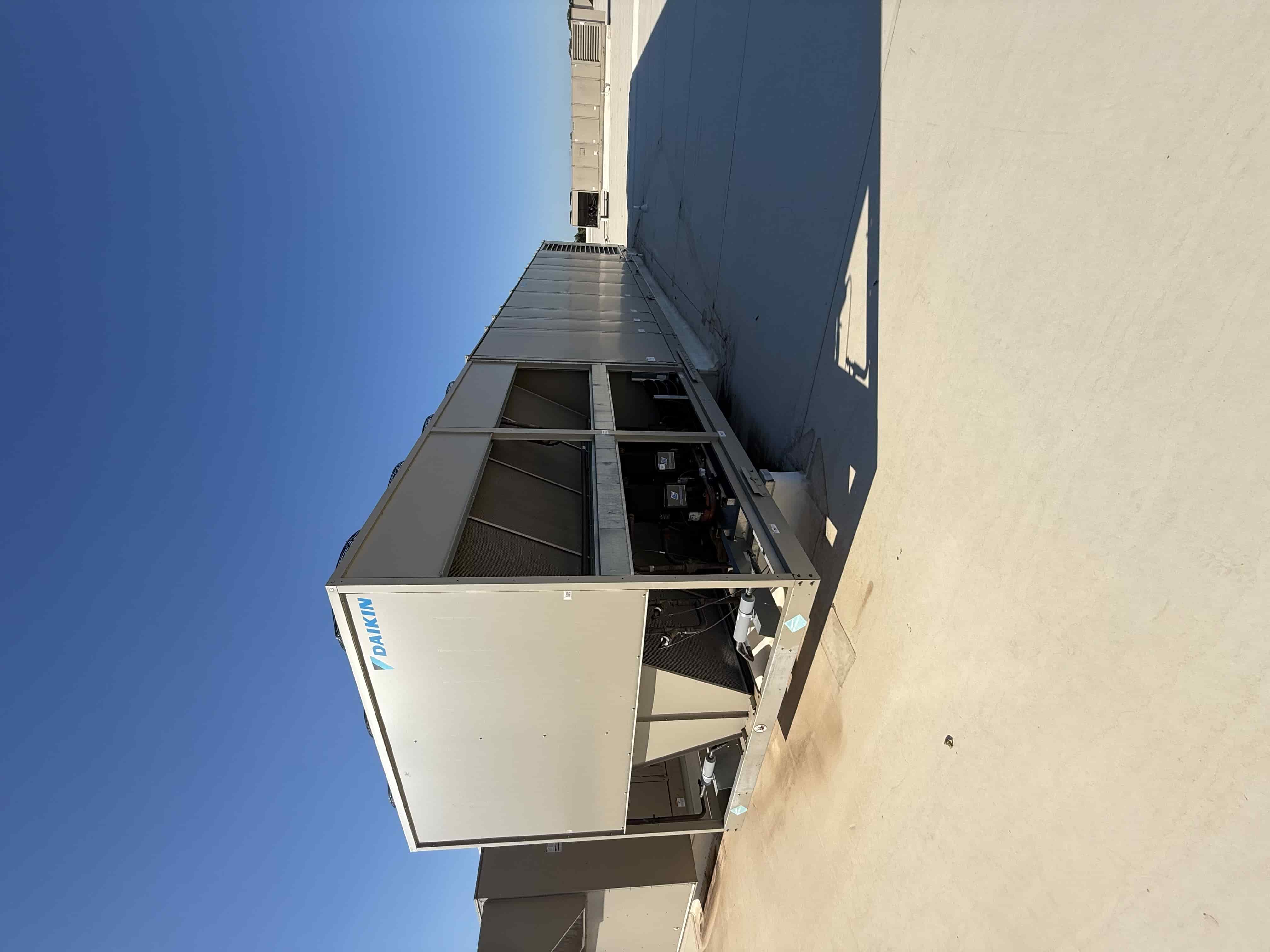 SB6005: RTU-7 – Daikin RPS 130D Rooftop Packaged HVAC Unit, 130 Ton Nominal, ~38,000 CFM Supply Airflow, Air-Cooled DX Package, photo 3