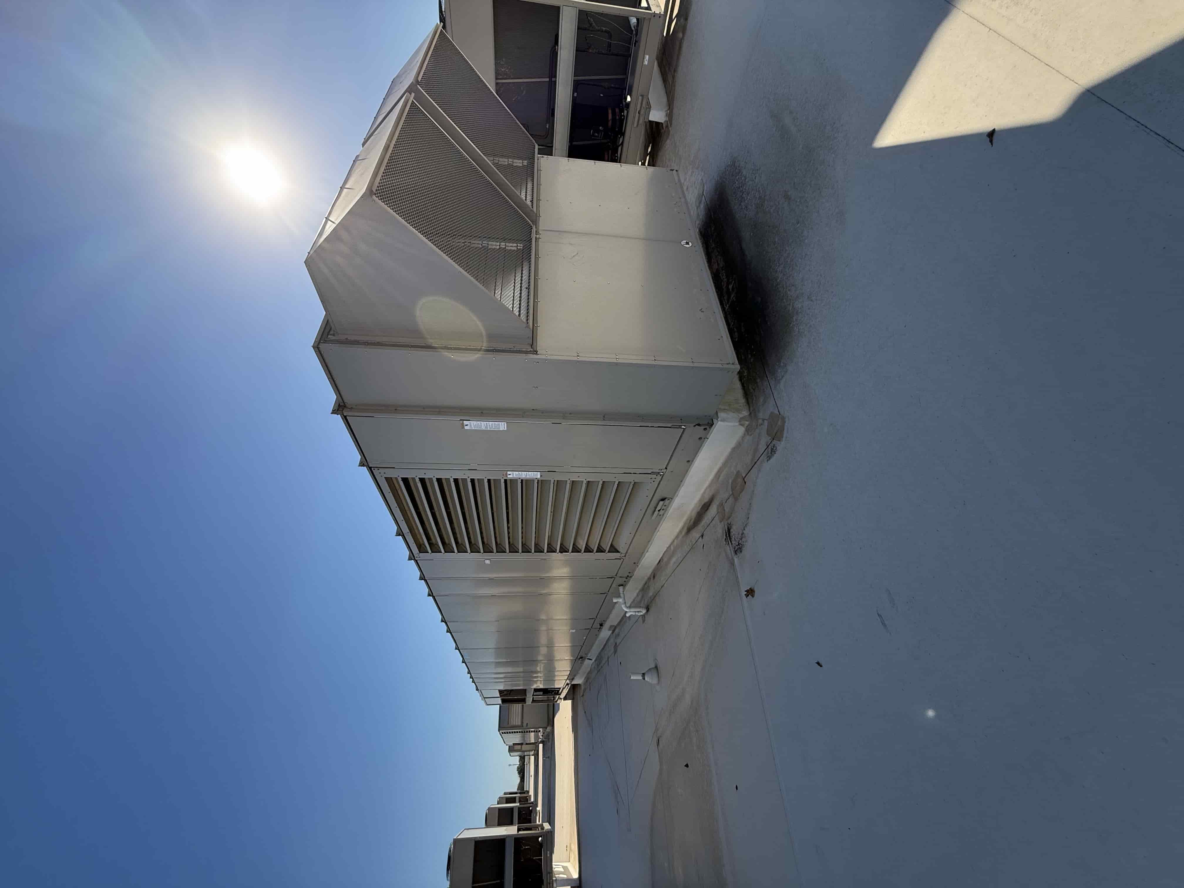 SB6006:  RTU-8 – Daikin RPS 130D Rooftop Packaged HVAC Unit, 130 Ton Nominal, ~38,000 CFM Supply Airflow, Air-Cooled DX Package, photo 4