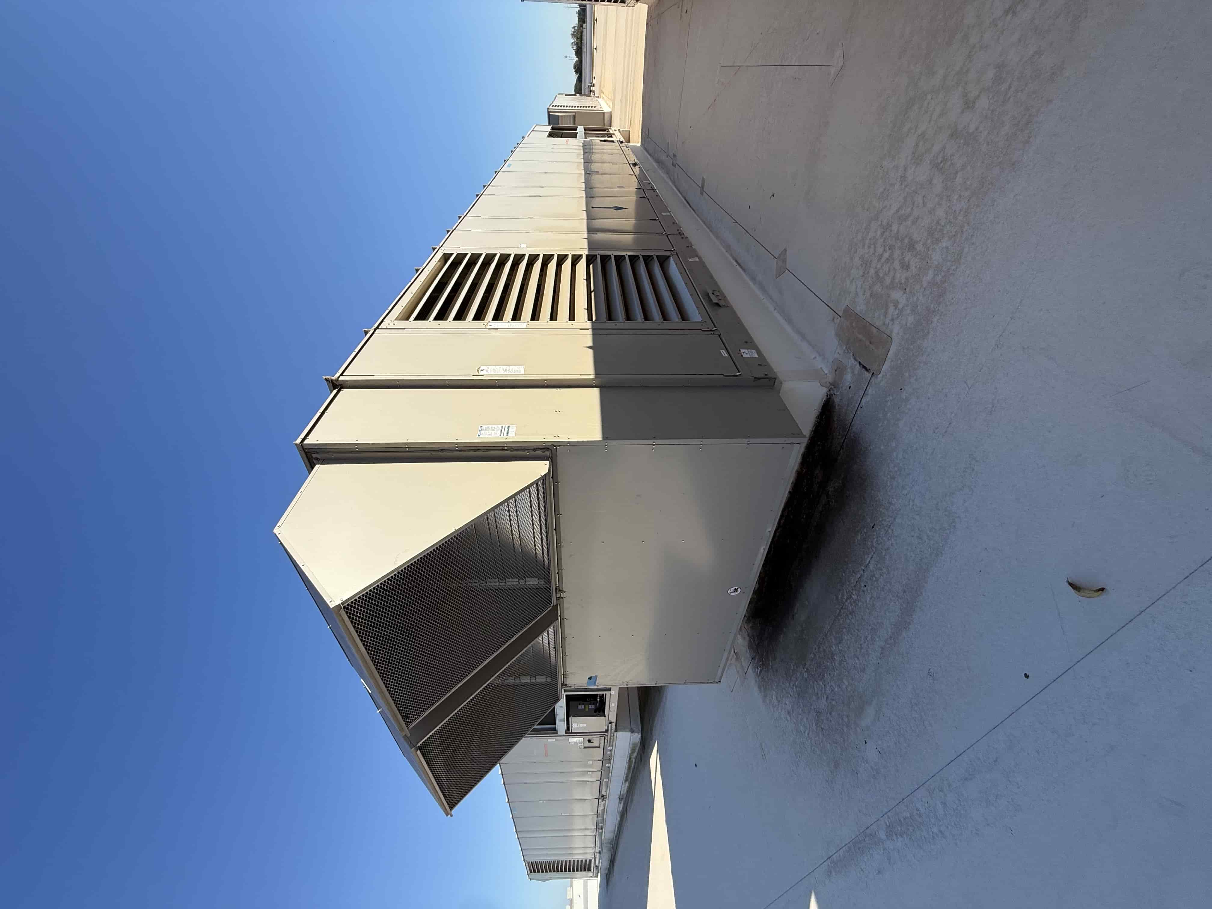 SB6006a:  RTU-9 – Daikin RPS 130D Rooftop Packaged HVAC Unit, 130 Ton Nominal, ~38,000 CFM Supply Airflow, Air-Cooled DX Package, photo 3