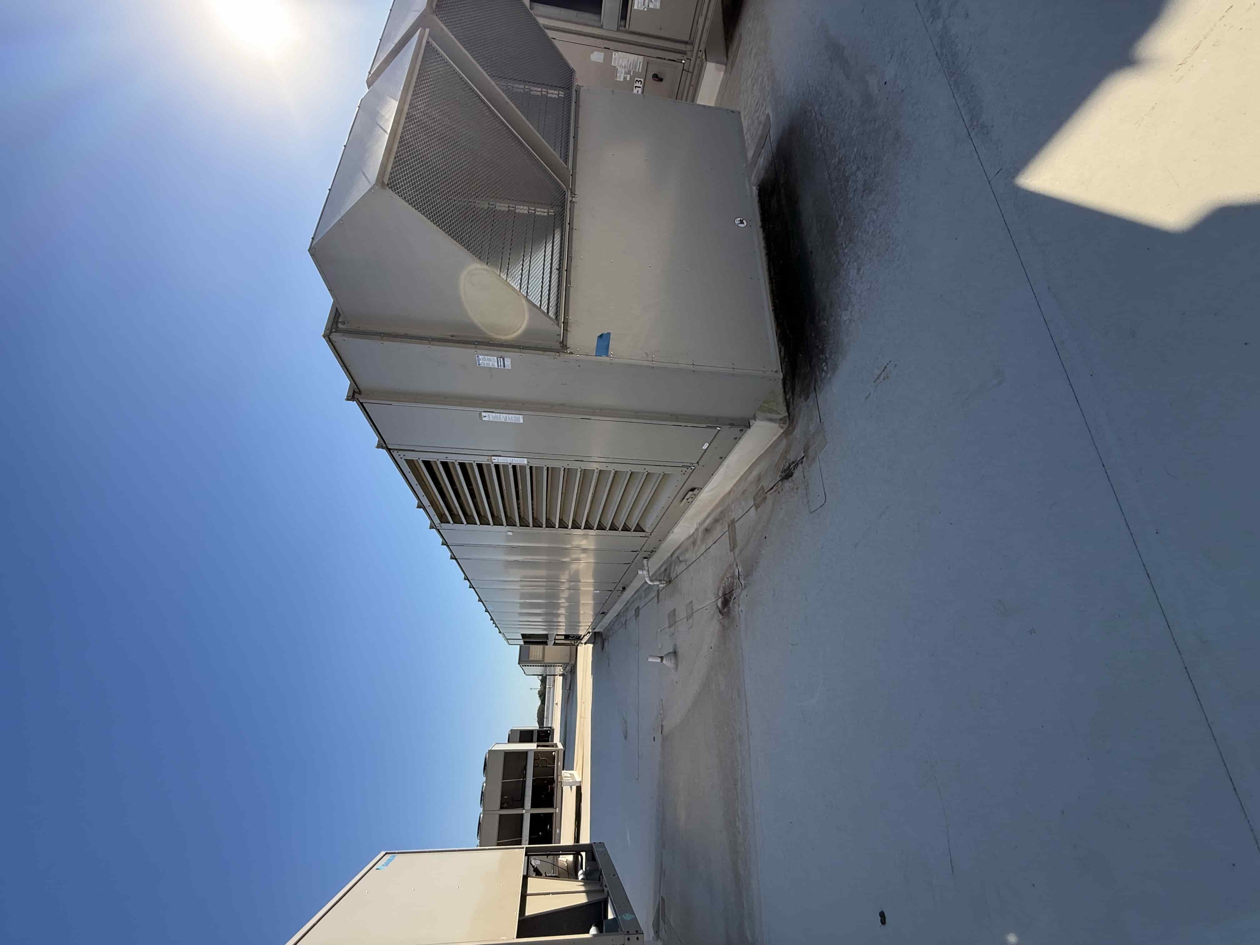 SB6006a:  RTU-9 – Daikin RPS 130D Rooftop Packaged HVAC Unit, 130 Ton Nominal, ~38,000 CFM Supply Airflow, Air-Cooled DX Package, photo 4