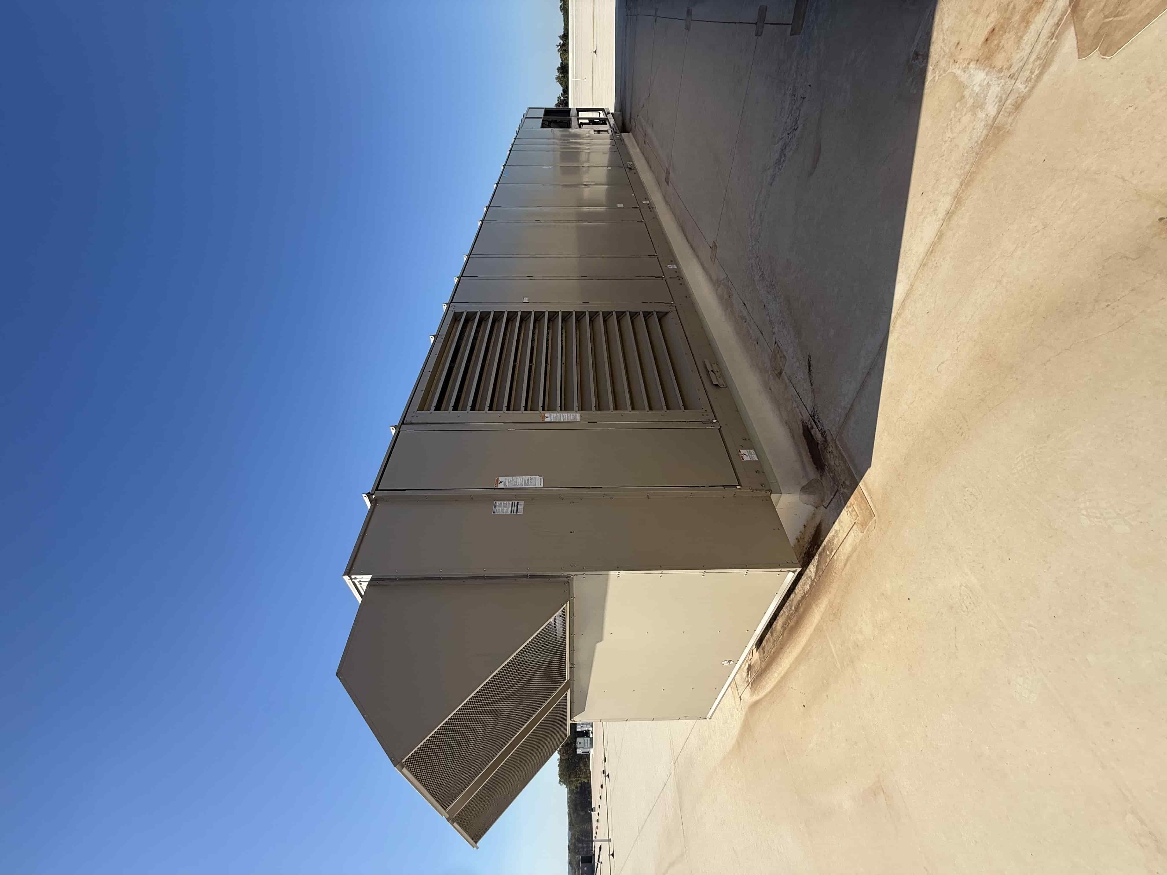 SB6008: RTU-11 – Daikin RPS 130D Rooftop Packaged HVAC Unit, 130 Ton Nominal, ~38,000 CFM Supply Airflow, Air-Cooled DX Package, photo 3