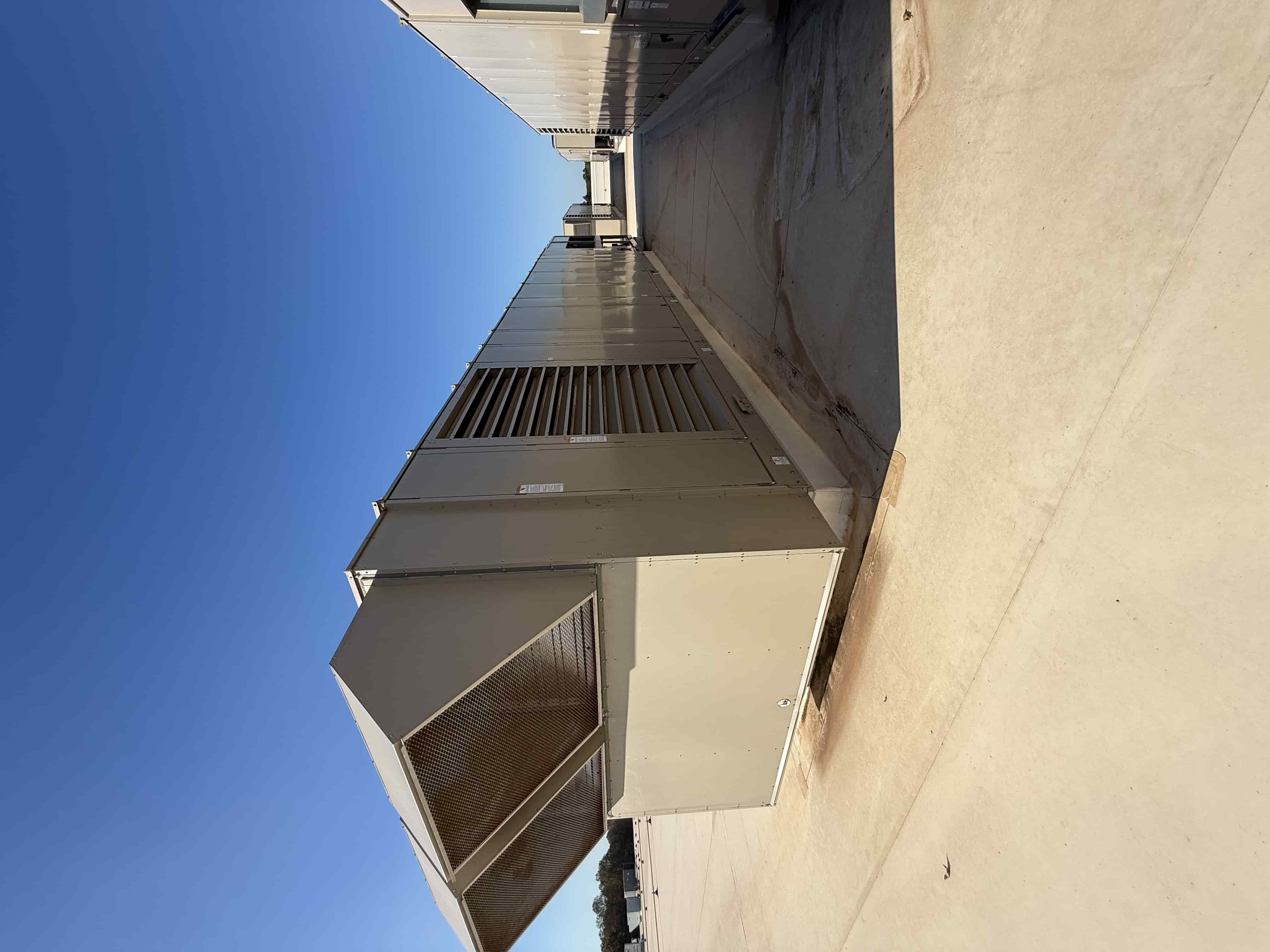 SB6025:  RTU-12 – Daikin RPS 130D Rooftop Packaged HVAC Unit, 130 Ton Cooling Capacity, 38 000 CFM Airflow, 460 V 3-Phase (High-Efficiency Air-Cooled DX System), photo 3