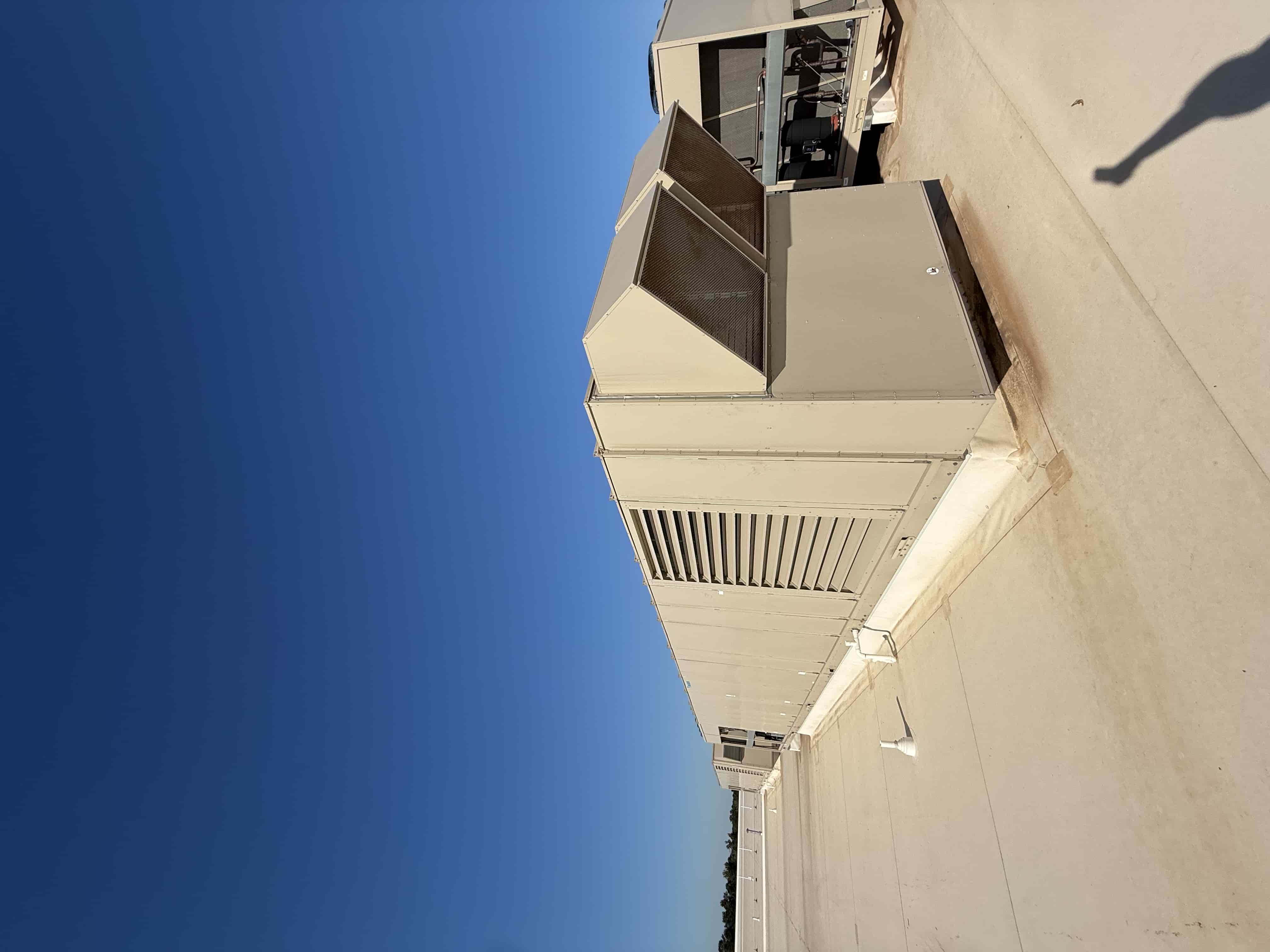 SB6025:  RTU-12 – Daikin RPS 130D Rooftop Packaged HVAC Unit, 130 Ton Cooling Capacity, 38 000 CFM Airflow, 460 V 3-Phase (High-Efficiency Air-Cooled DX System), photo 2
