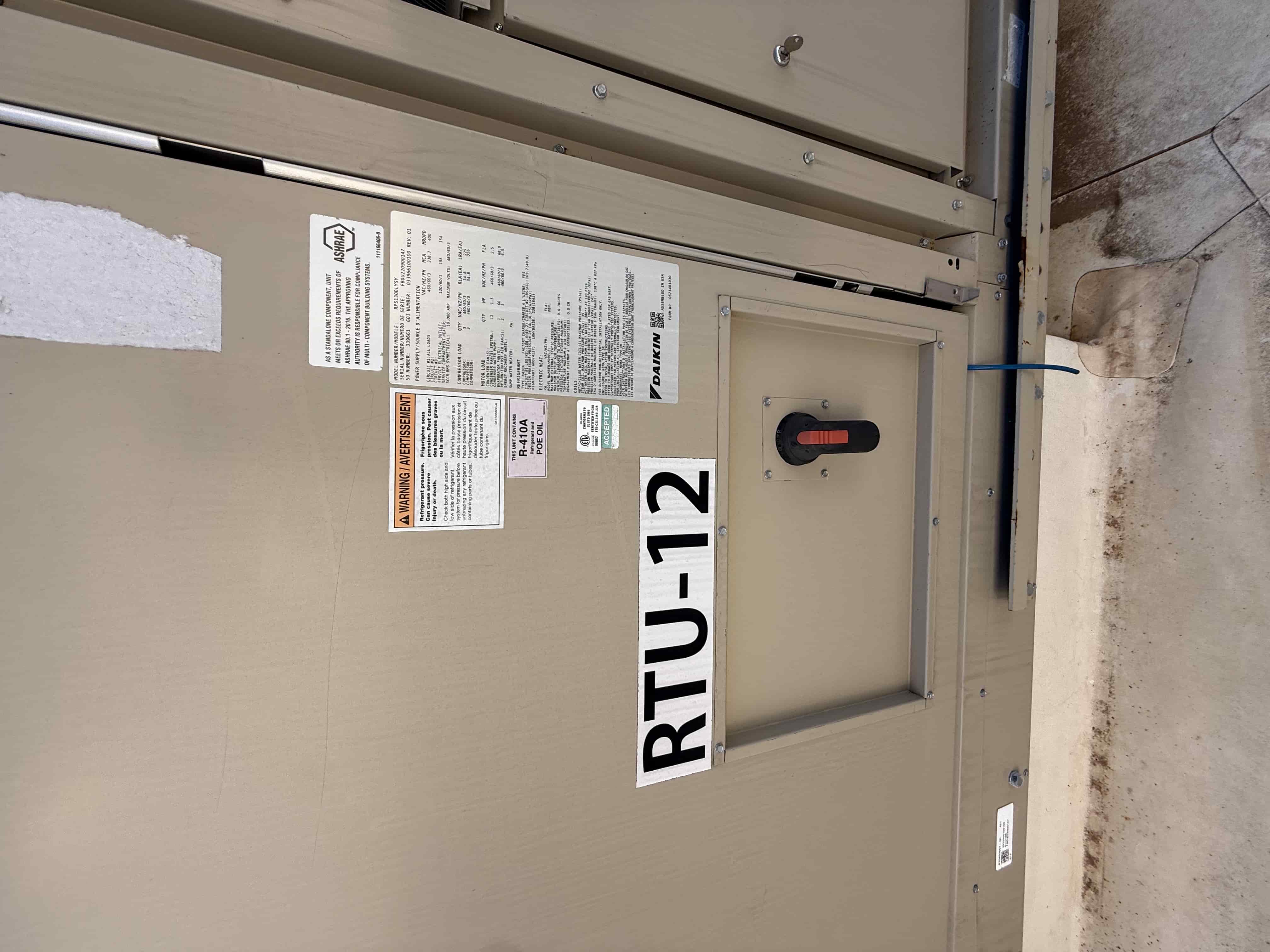 SB6025:  RTU-12 – Daikin RPS 130D Rooftop Packaged HVAC Unit, 130 Ton Cooling Capacity, 38 000 CFM Airflow, 460 V 3-Phase (High-Efficiency Air-Cooled DX System), photo 4