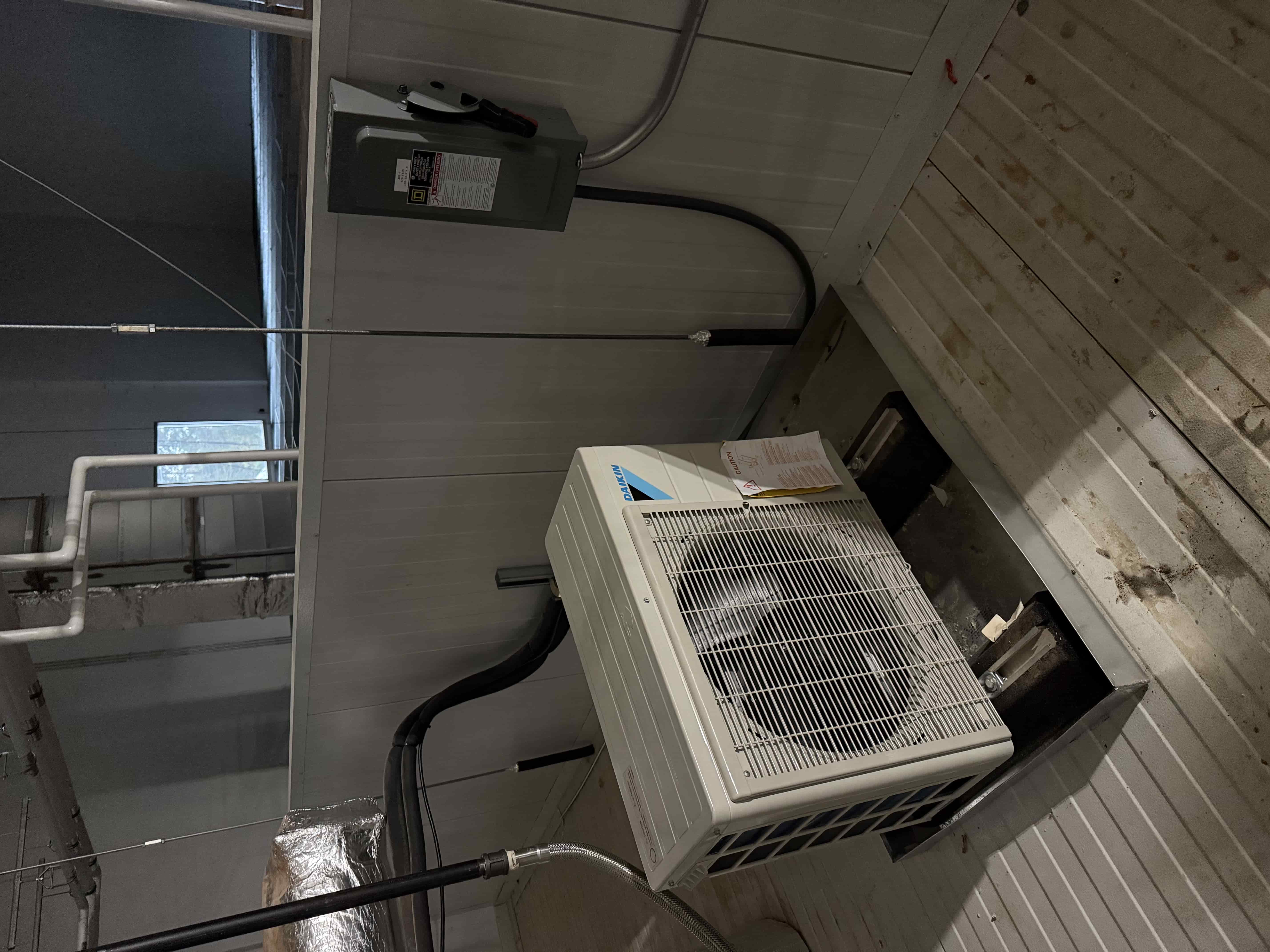 SB6035 Daikin RX12RMVJU9A Heat Pump Outdoor Unit with Square D Disconnect, photo 3