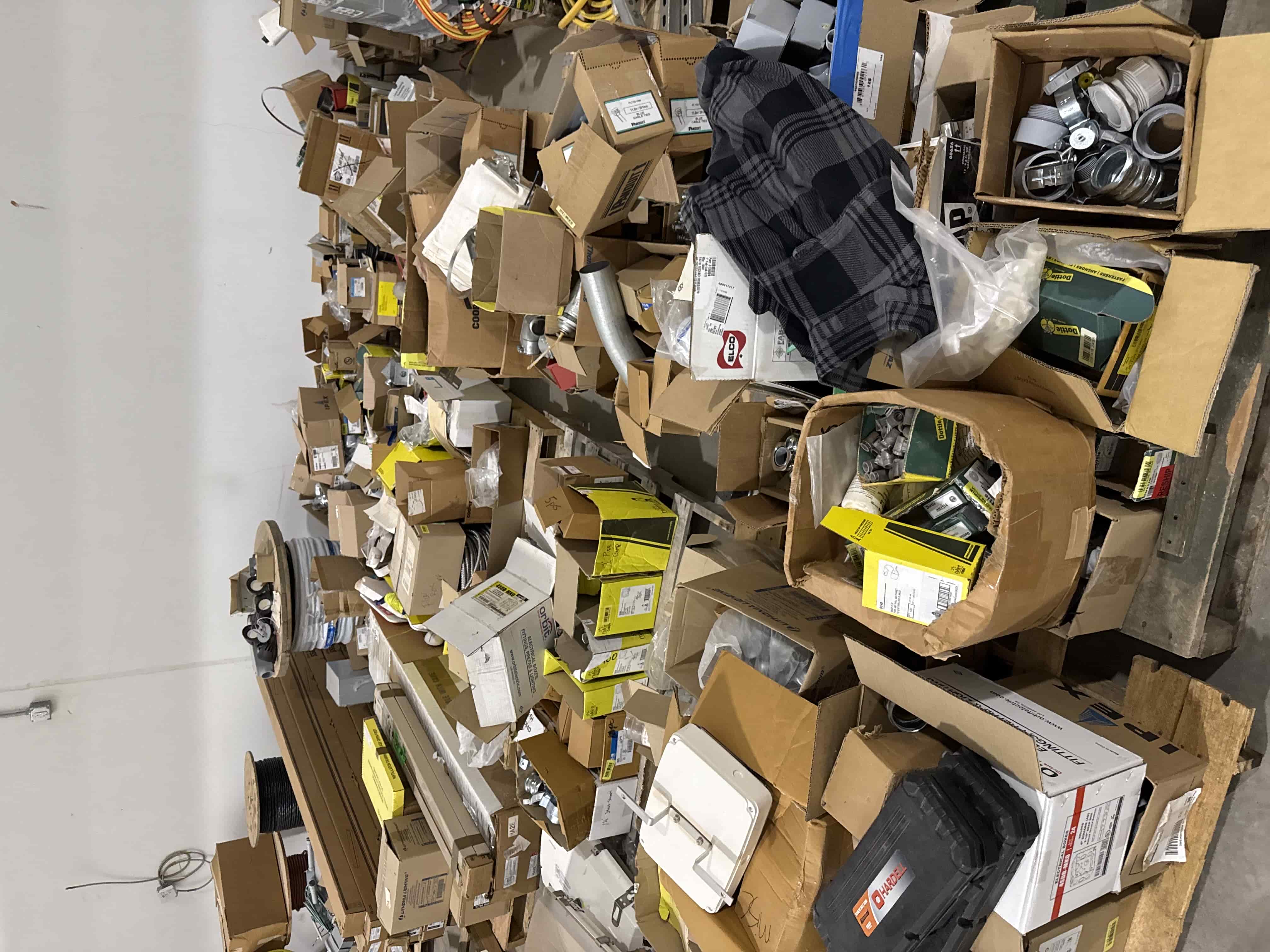 SB80:  Palletized Lot of Electrical Components, Conduit, Wiring, Connectors, Lighting Fixtures, and Installation Hardware – Mixed Inventory, photo 3