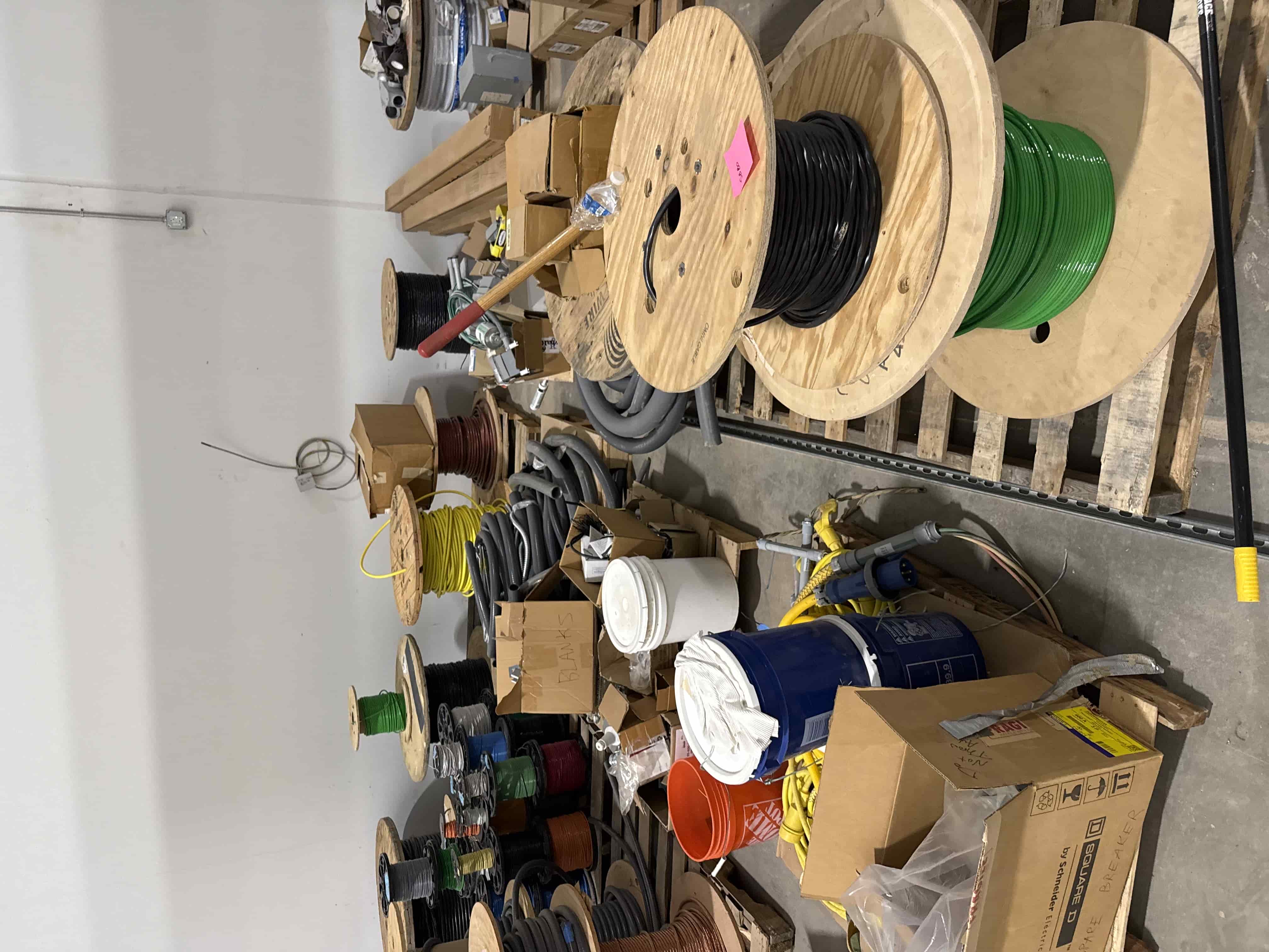 SB80:  Palletized Lot of Electrical Components, Conduit, Wiring, Connectors, Lighting Fixtures, and Installation Hardware – Mixed Inventory, photo 2