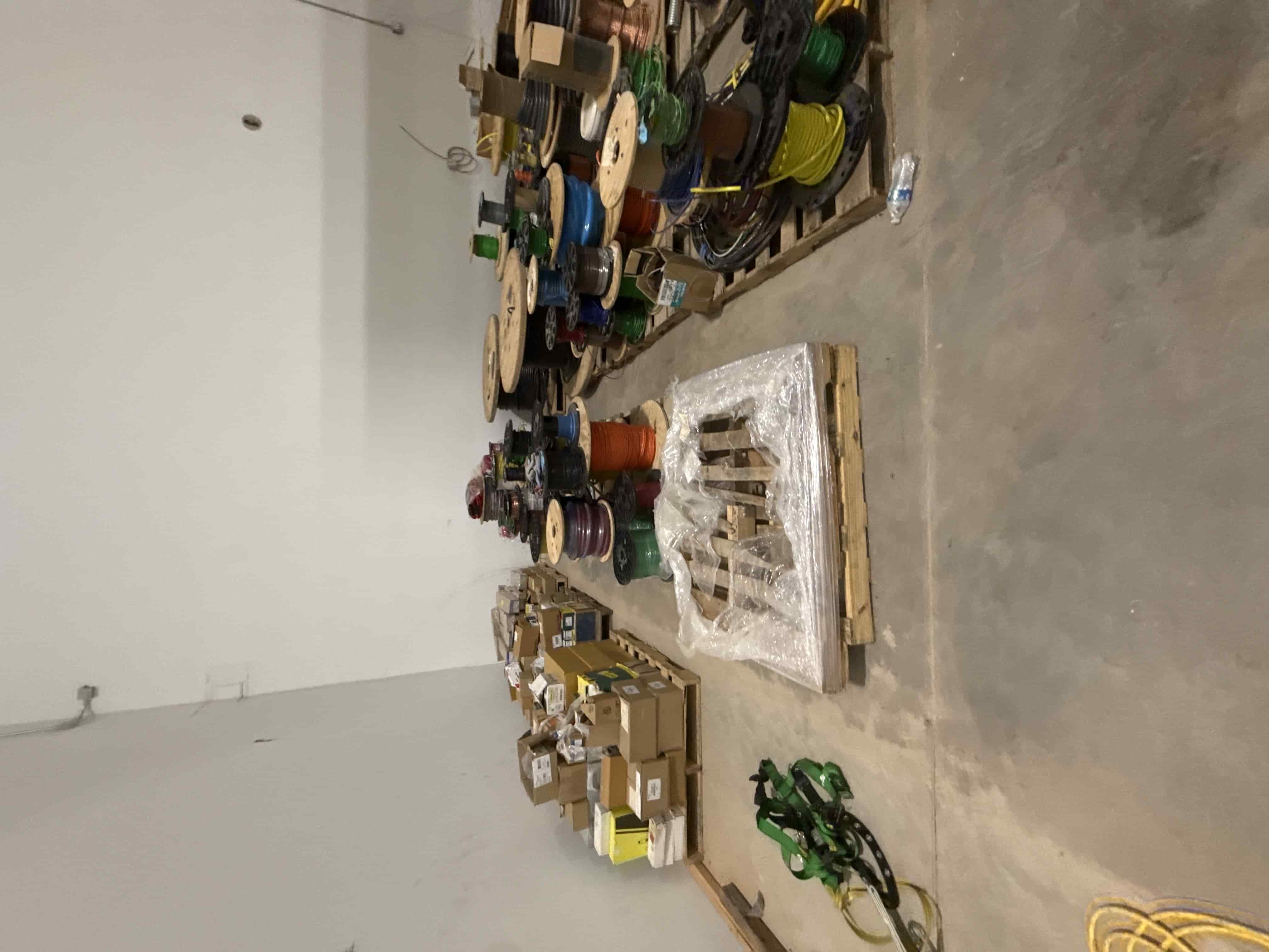 SB80:  Palletized Lot of Electrical Components, Conduit, Wiring, Connectors, Lighting Fixtures, and Installation Hardware – Mixed Inventory, photo 4