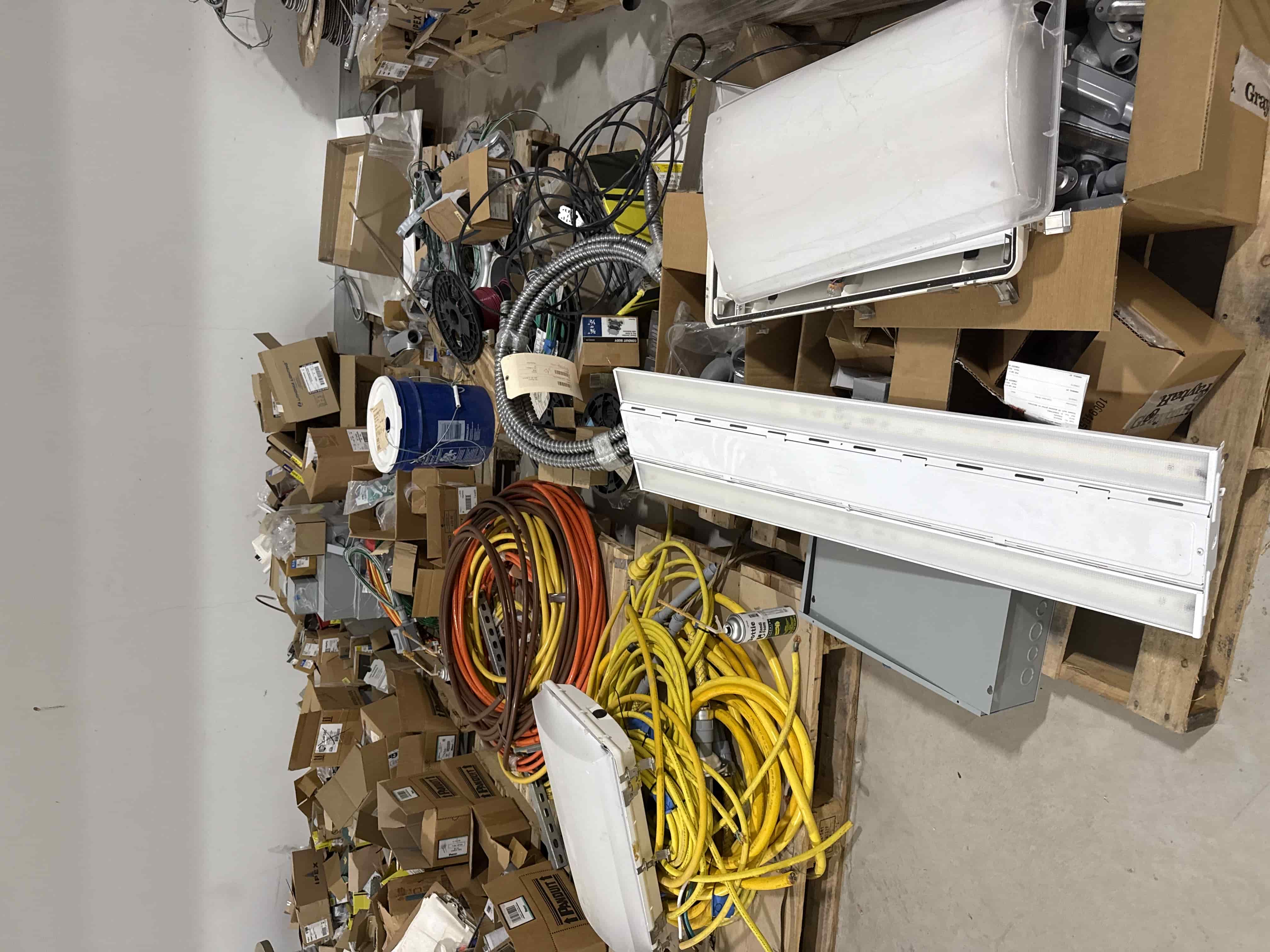 SB80:  Palletized Lot of Electrical Components, Conduit, Wiring, Connectors, Lighting Fixtures, and Installation Hardware – Mixed Inventory, photo 5