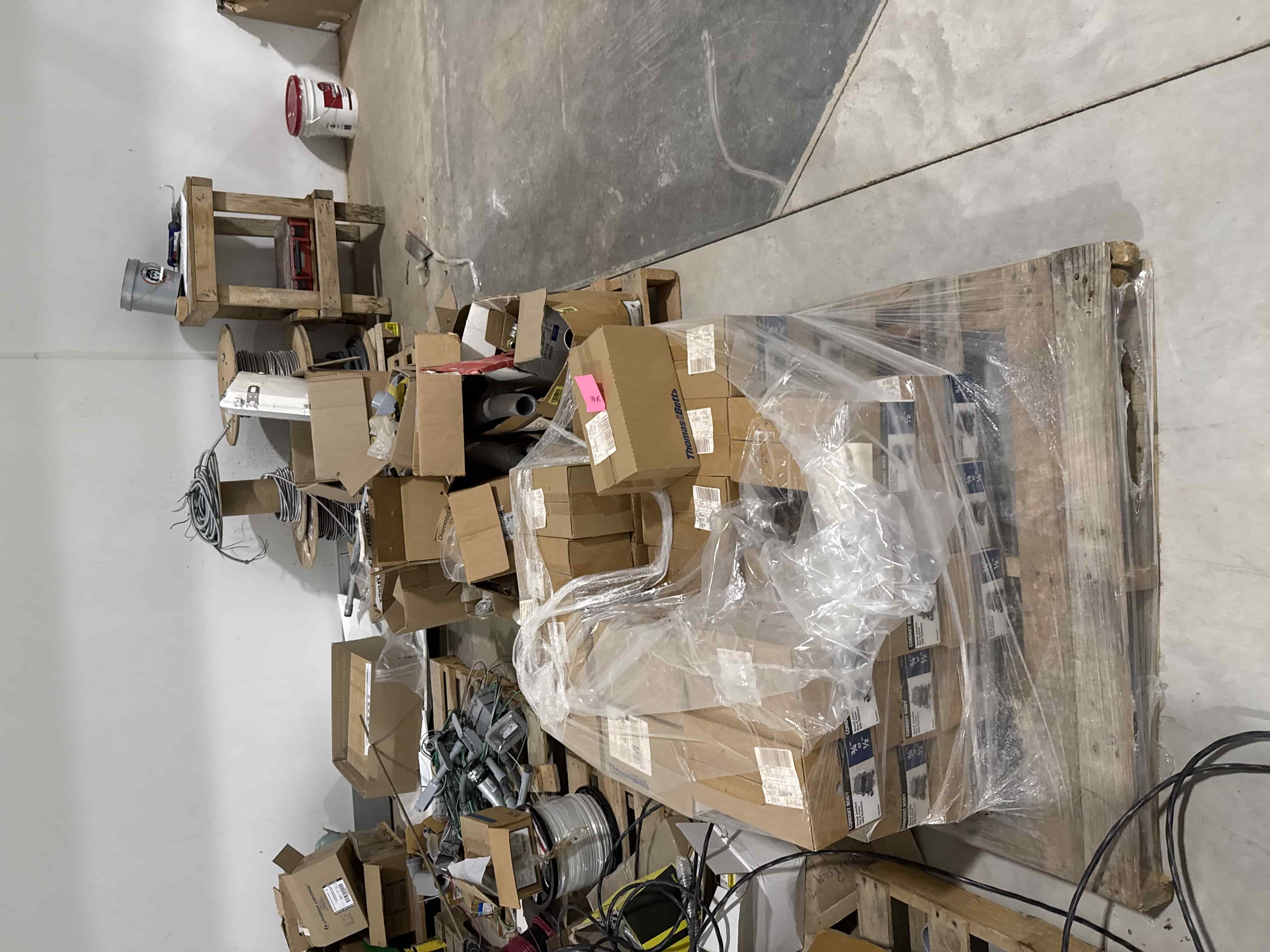 SB80:  Palletized Lot of Electrical Components, Conduit, Wiring, Connectors, Lighting Fixtures, and Installation Hardware – Mixed Inventory, photo 6