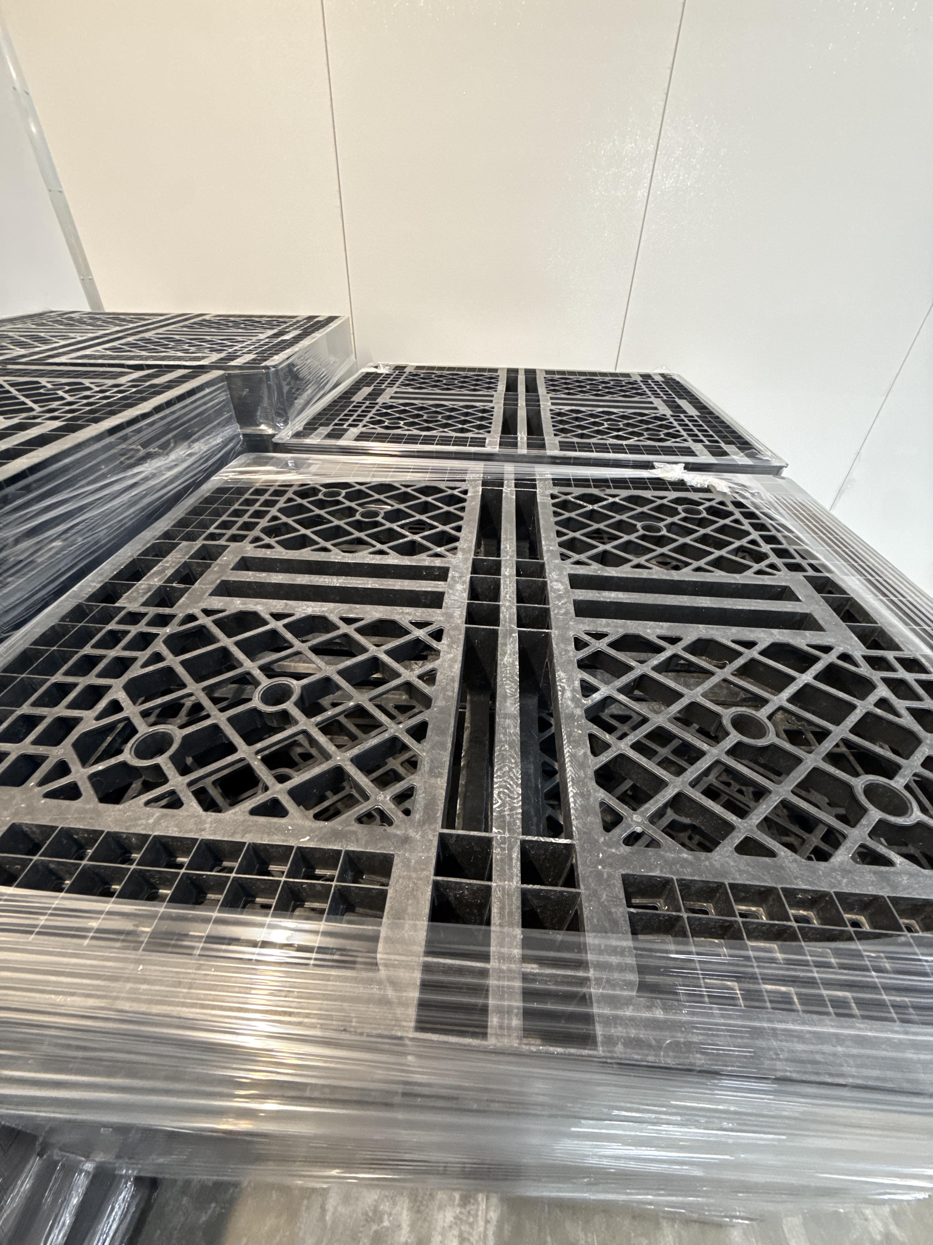 Bulk Lot Plastic Nestable Warehouse Pallets Skids Assorted Quantity, photo 3