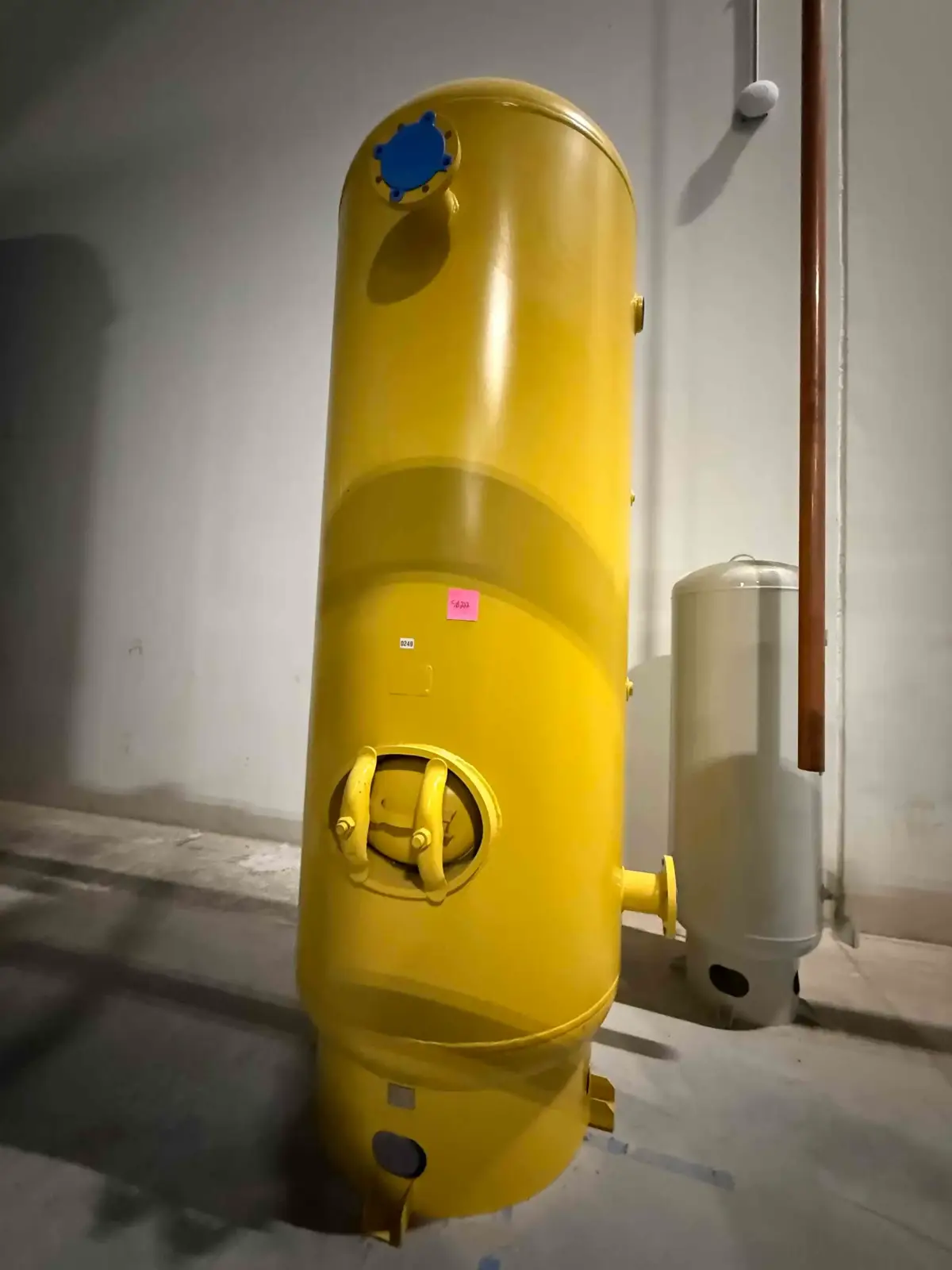 Vertical Compressed Air Receiver Tank – 200-Gallon Steel Vessel (SN: 2593, Yellow Finish)