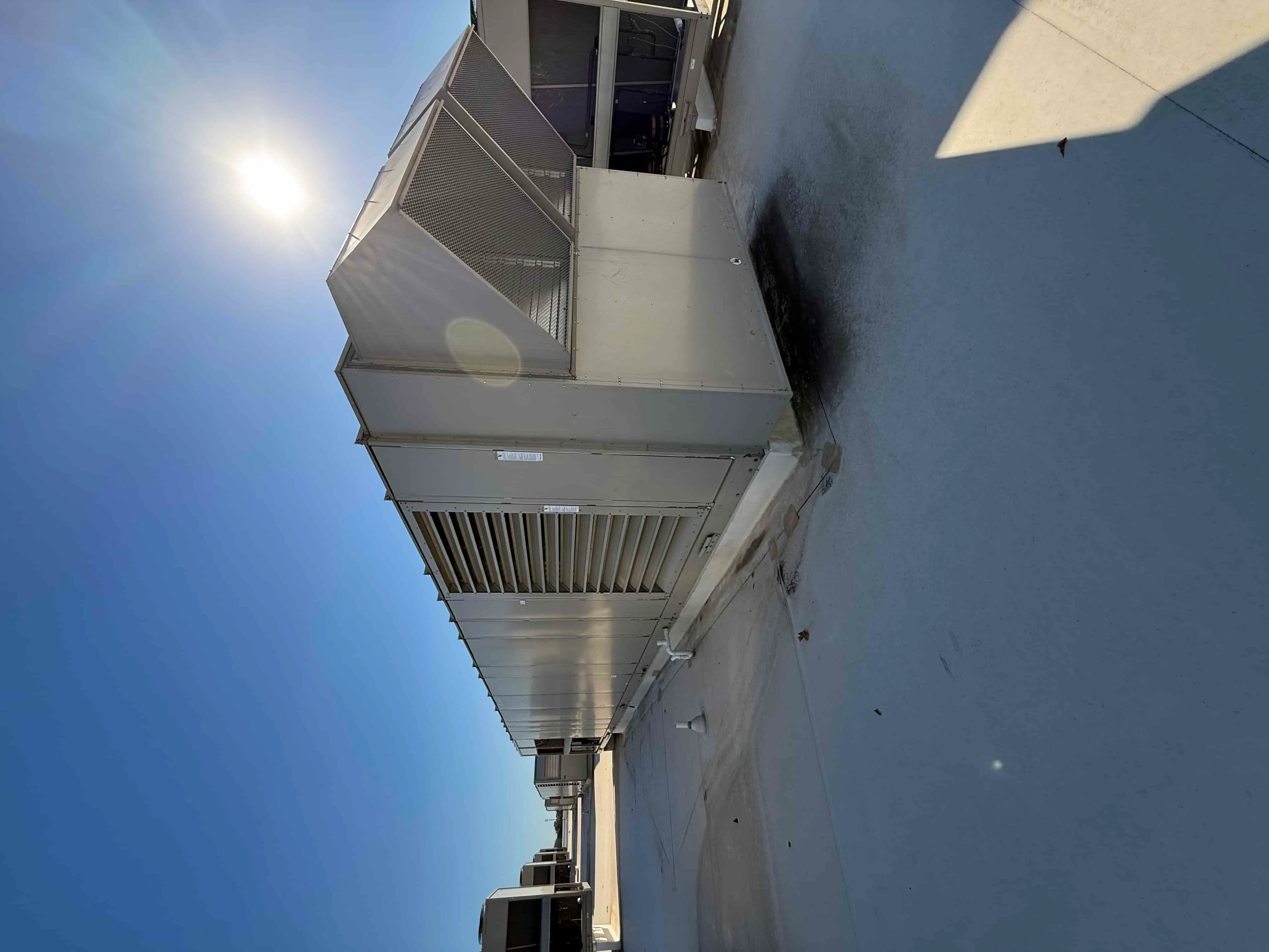 SB6025: RTU-12 – Daikin RPS 130D Rooftop Packaged HVAC Unit, 130 Ton Cooling Capacity, 38 000 CFM Airflow, 460 V 3-Phase (High-Efficiency Air-Cooled DX System)