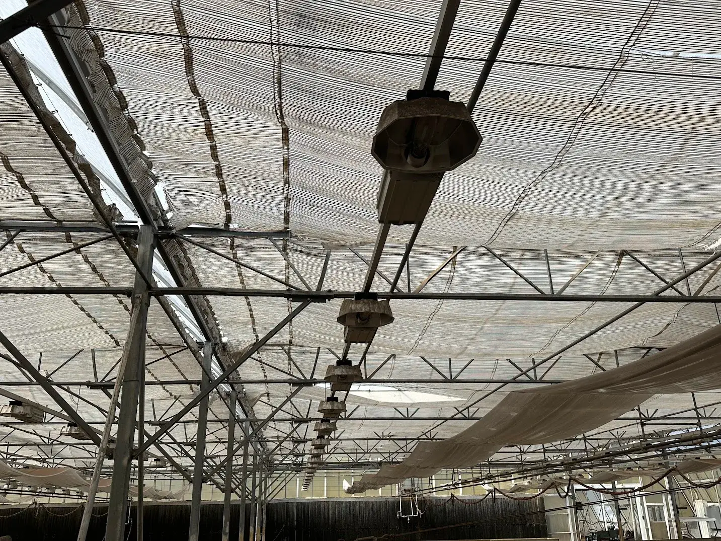 WHITE'S AUCTION LOT 91 - Lot of 25 400-Watt HPS Lights Located in Greenhouse 25 Starting Area