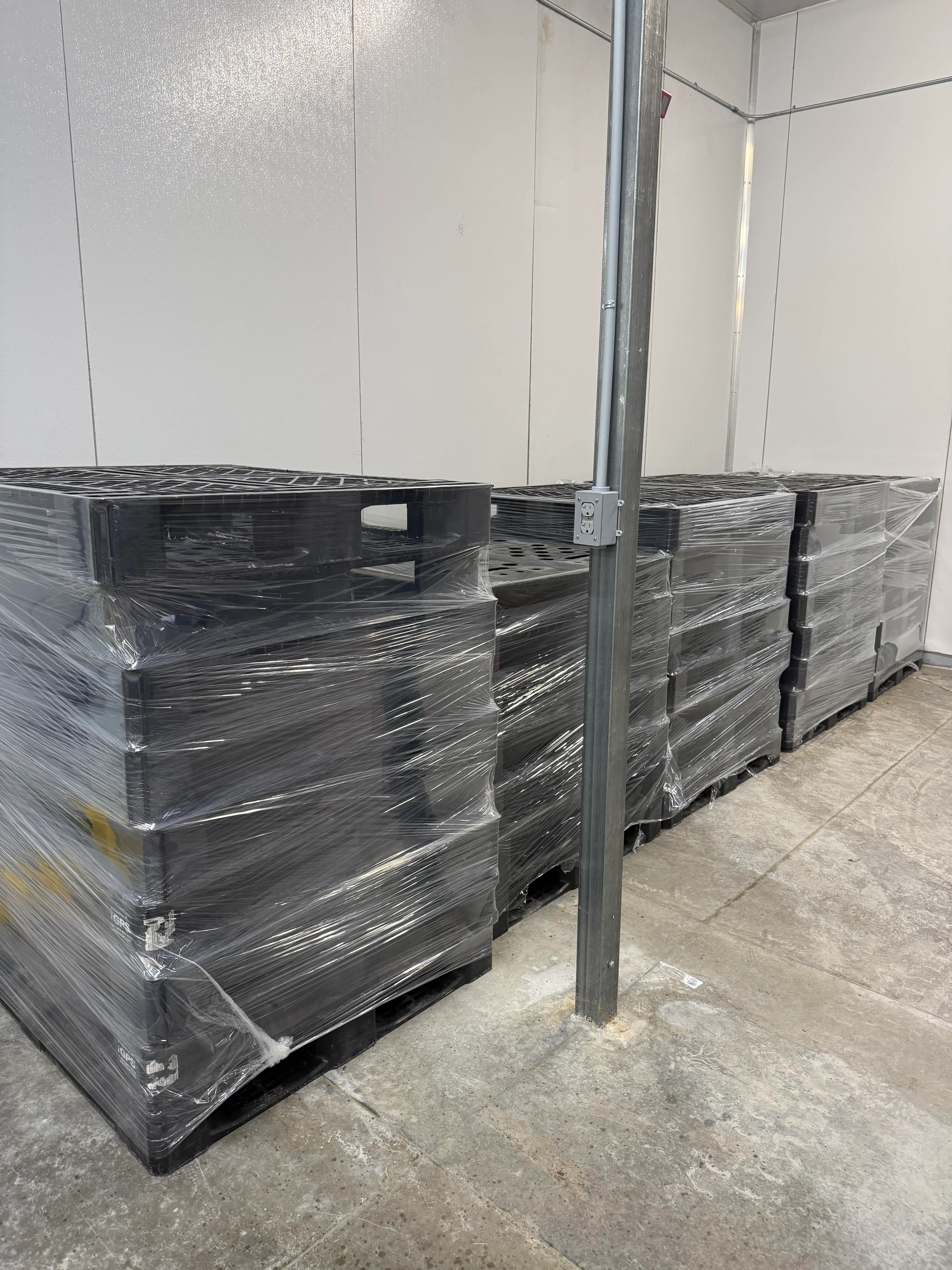 Plastic Nestable Warehouse Pallets Lot of 5 Stacks