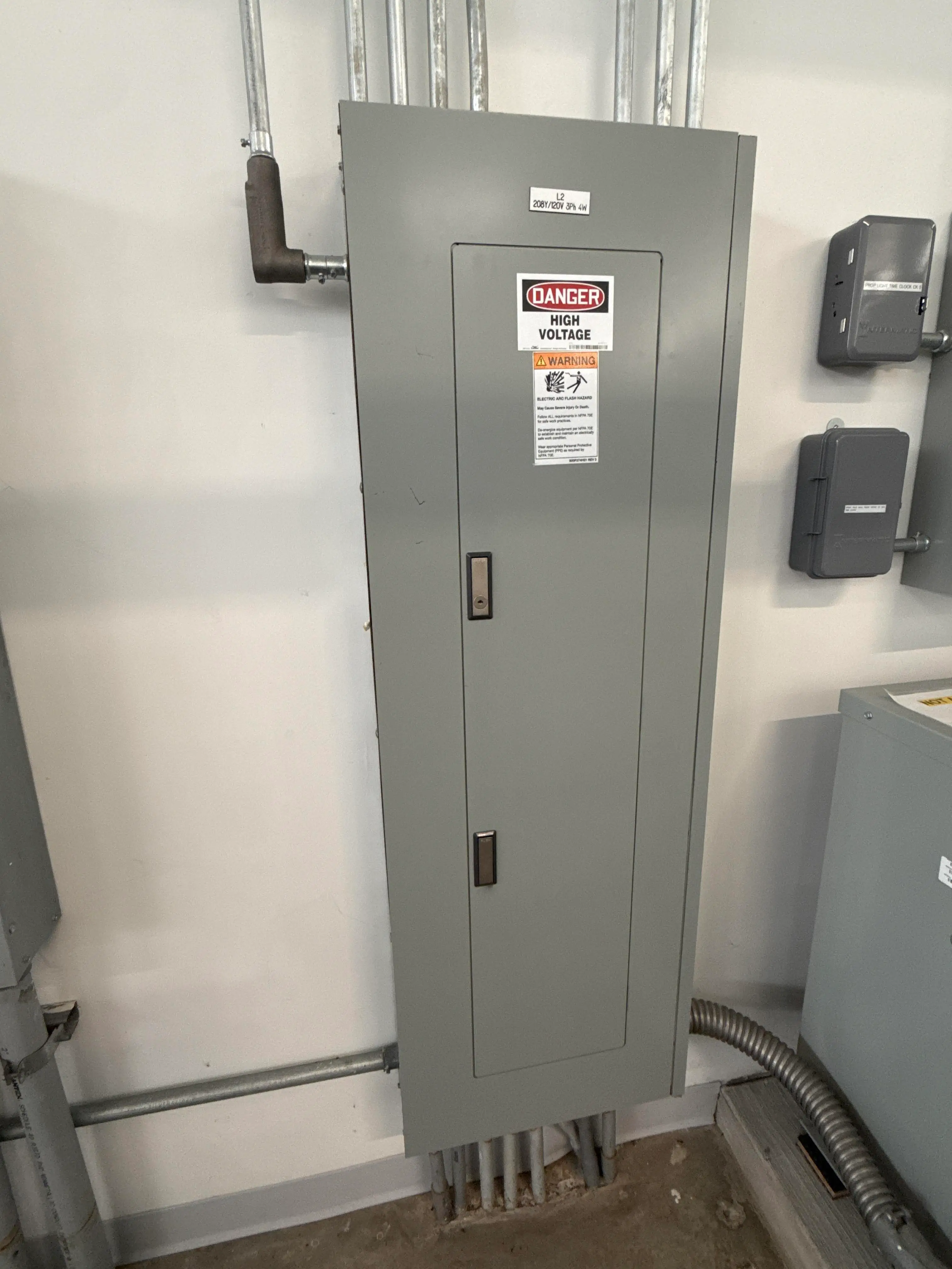 Eaton Pow R Line 54 Circuit Panelboard 208Y/120V 3 Phase 4 Wire w Breakers