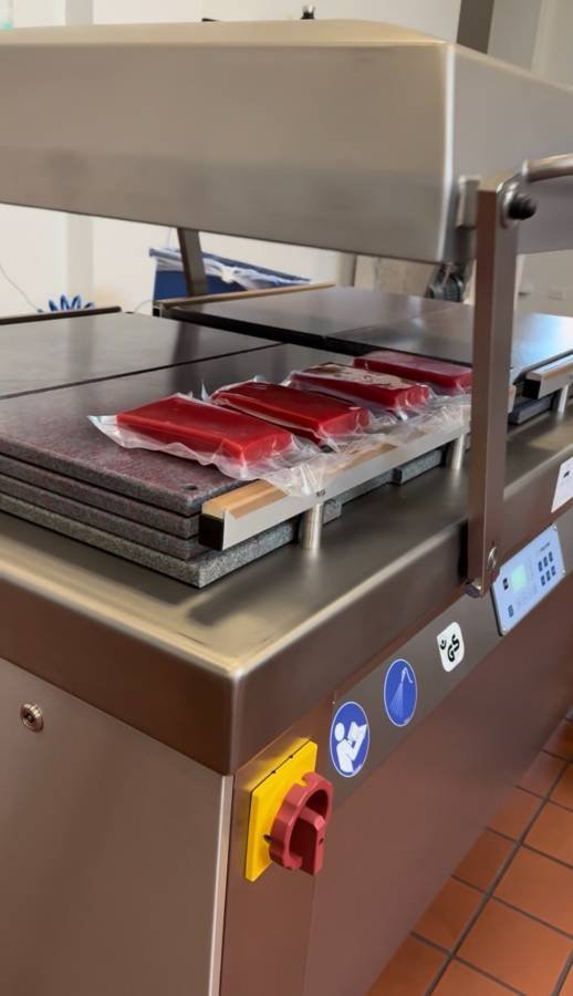 Multivac C500 Commercial Dual-Chamber Vacuum Packaging Machine, photo 2