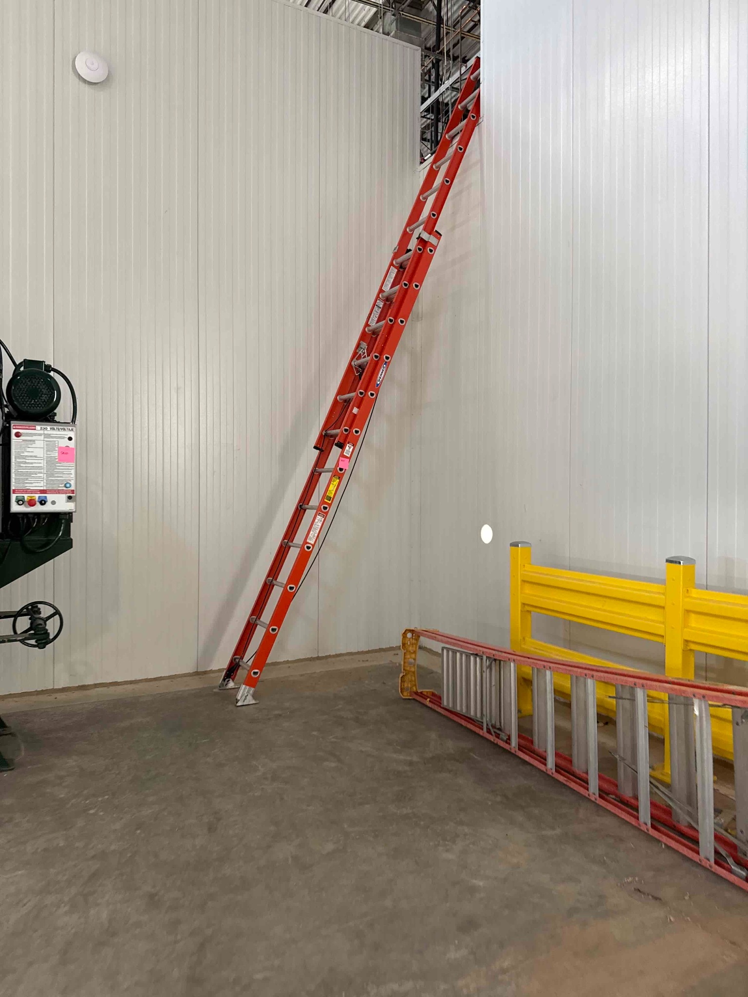 SB109: Werner Fiberglass Extension Ladder, photo 2