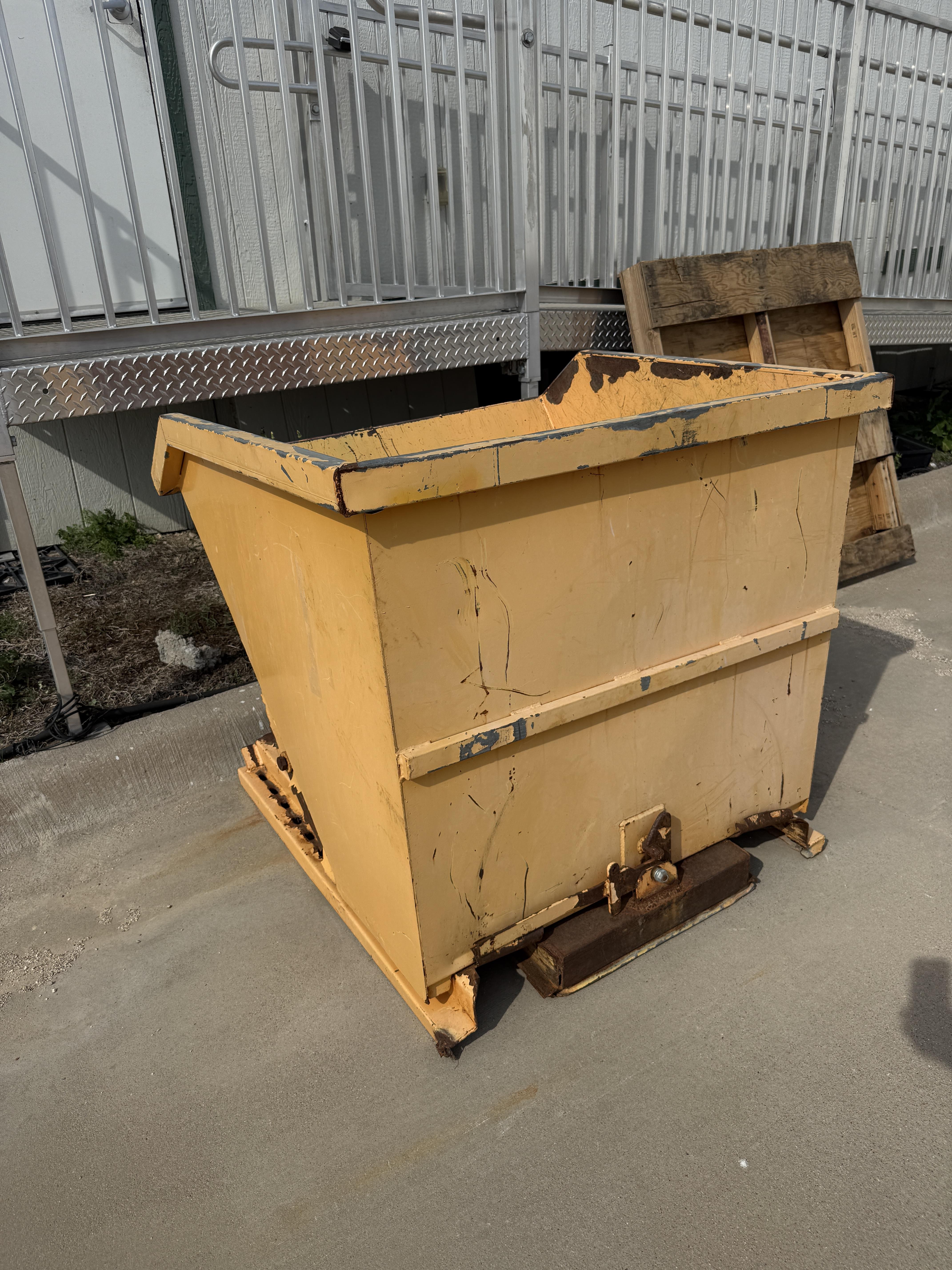 Forklift Self-Dumping Hopper – Heavy Duty Steel Dump Bin (Safety Release), photo 2