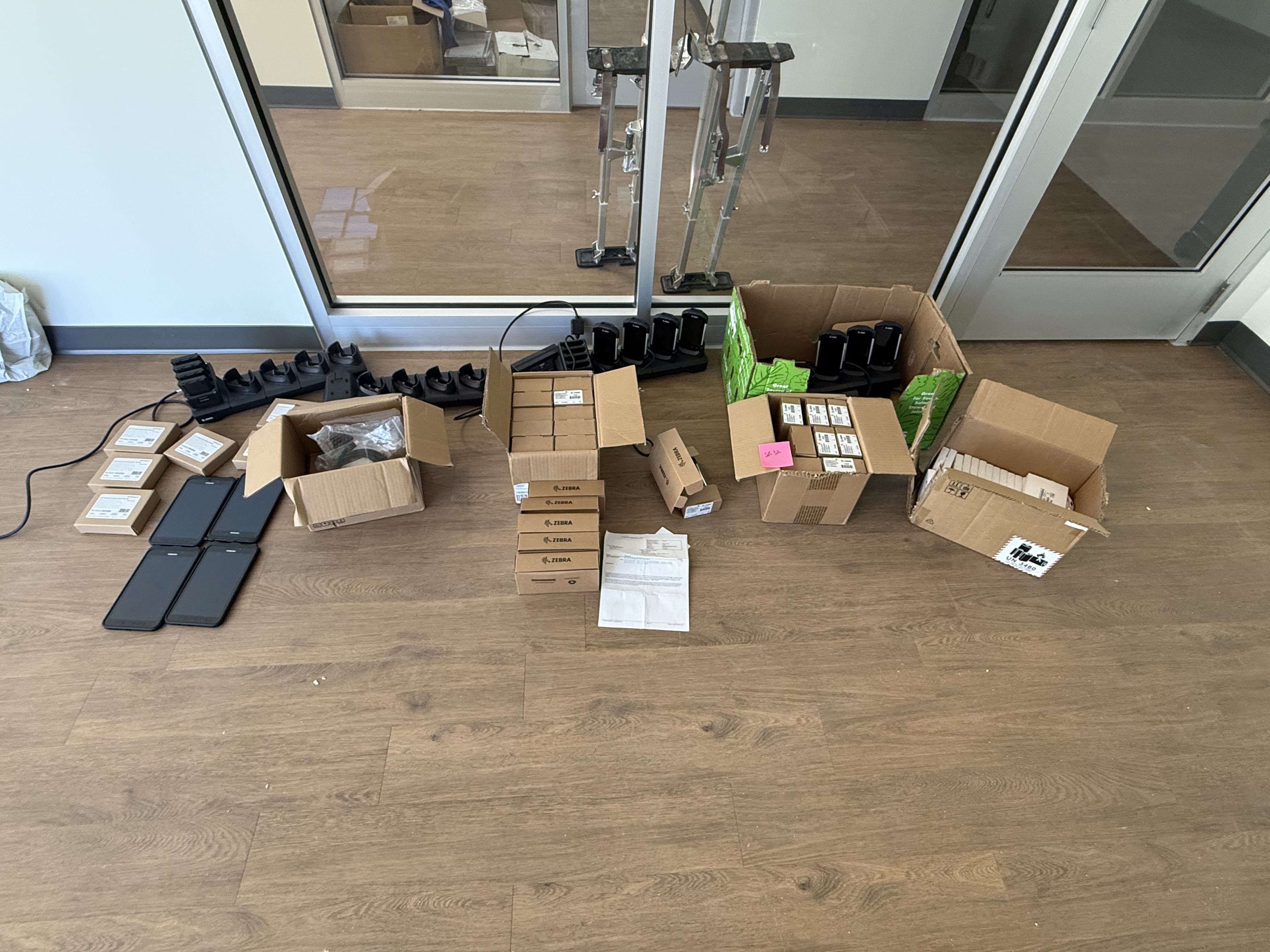 SB32: Zebra TC21/TC26 Mobile Scanners, Multi-Bay Charging Cradles & Accessories – Lot of Handheld Devices, New & Used Mix, photo 3